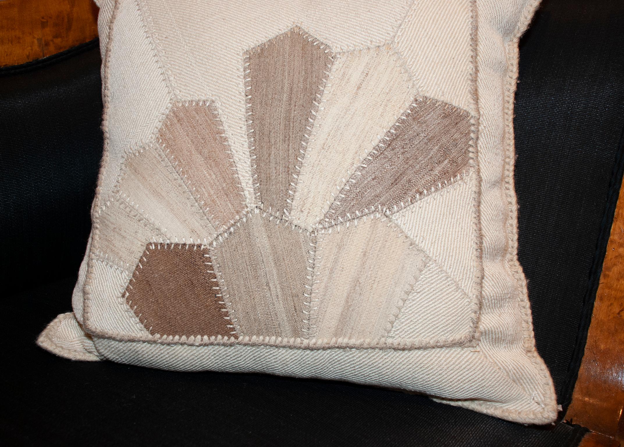 Tissé à la main Coussin de composition Kilim persan vintage en vente