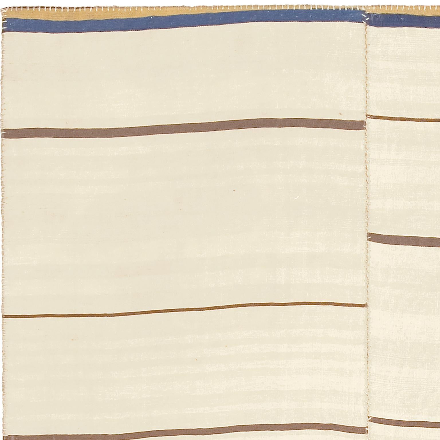 Vintage Kilim Zusammensetzung. Türkische Paneele ca. 1940.

Lineares Design. Cremefarbene Paneele mit feinen braunen Streifen und einer blau gestreiften Bordüre.
 