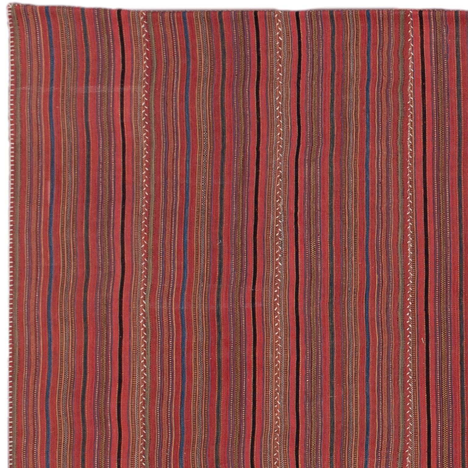 Vintage-Kilim-Komposition aus 10 persischen, rot gestreiften Bahnen (um 1940), die mit einer Naht aus ungefärbtem Leinen zusammengefügt sind.