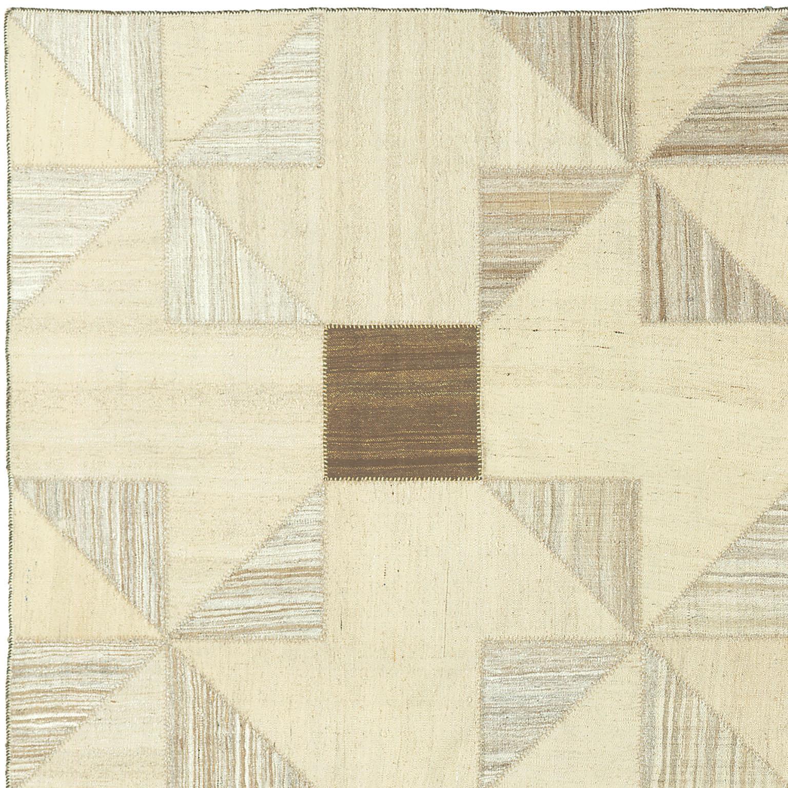 Composition Kilim vintage composée de panneaux persans vers 1940.