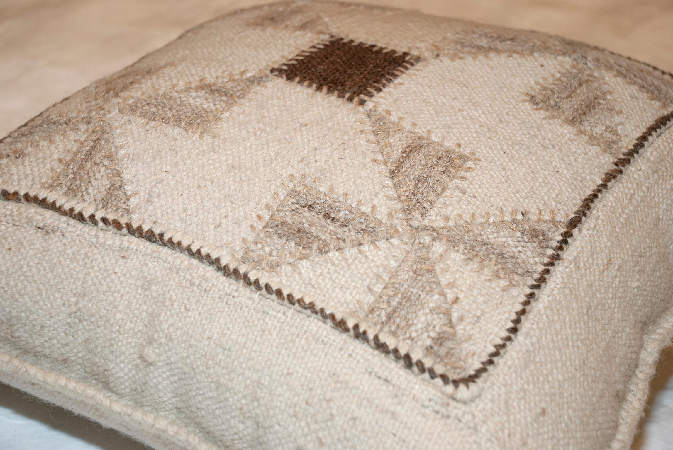 Cuscino di composizione Kilim persiano vintage
Design/One a forma di ruota rotante
I pannelli persiani della metà del XX secolo sono tessuti a mano e uniti tra loro. 
