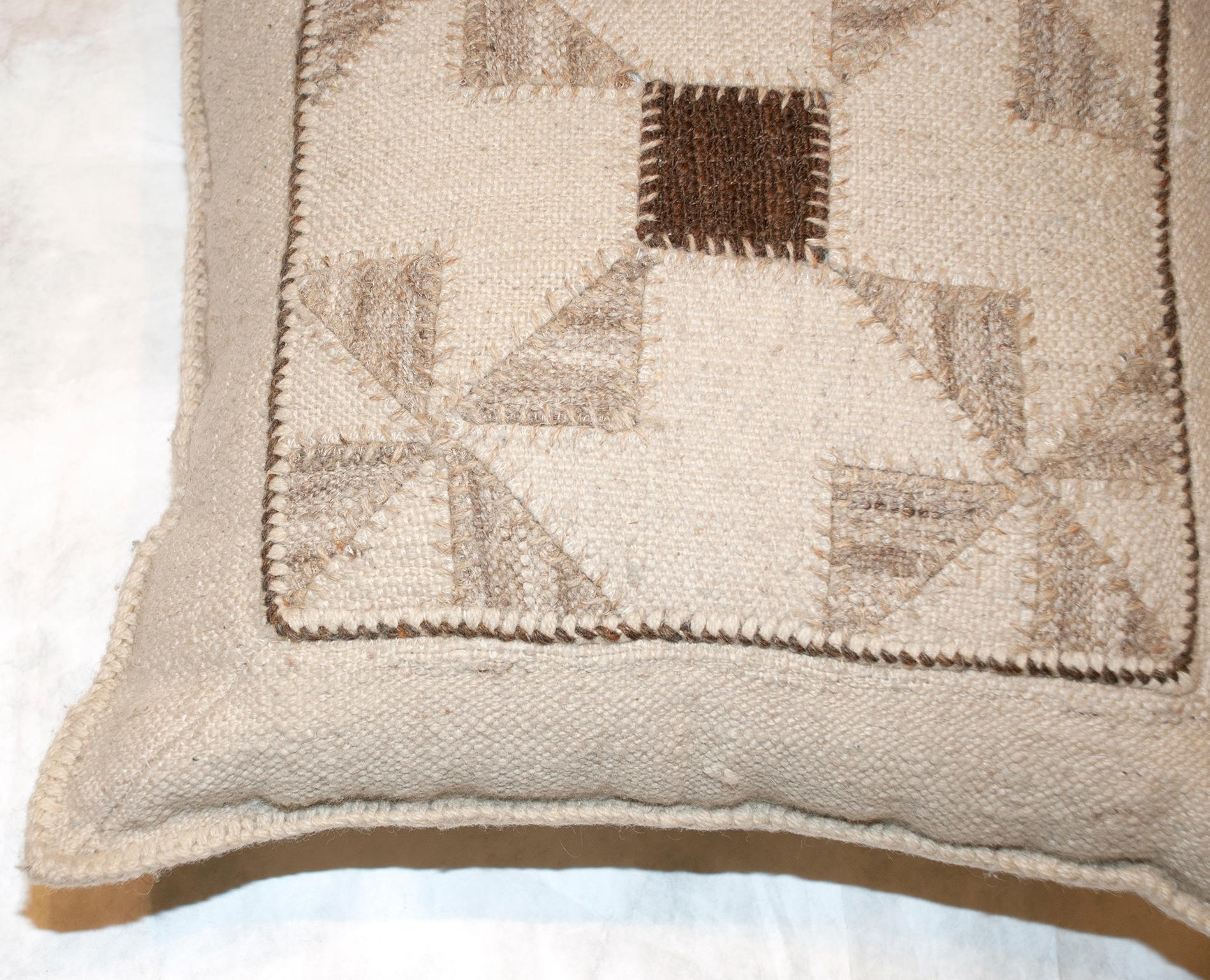 Tessuto a mano Cuscino di composizione Kilim persiano vintage in vendita