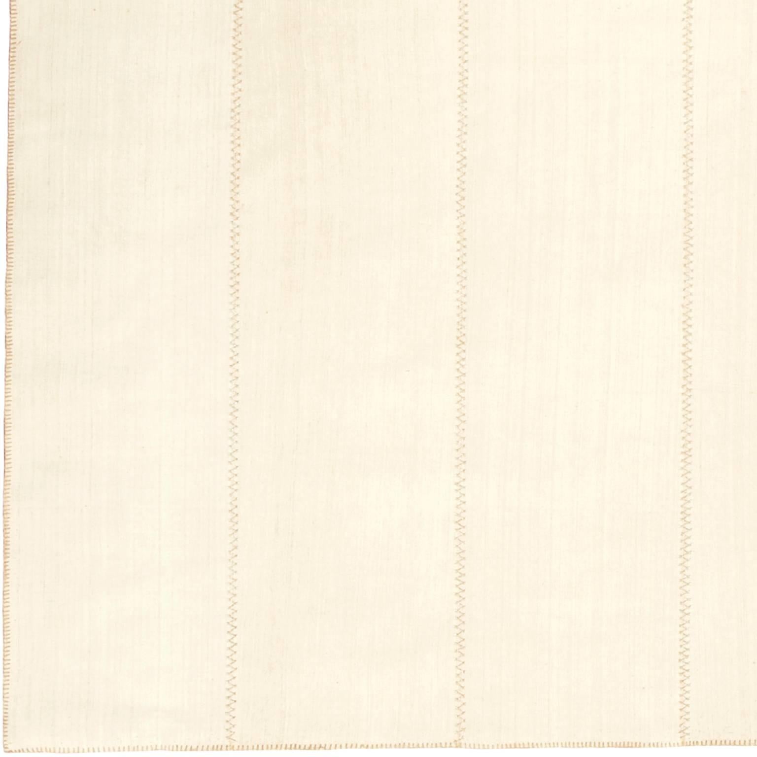Vintage Kilim Komposition, lineares Design.
Lineares Design mit grau/cremefarbenen Leinen- und Baumwollbahnen und silbernen Nähten.
Türkische Tafeln, um 1940.
Handgewebt.