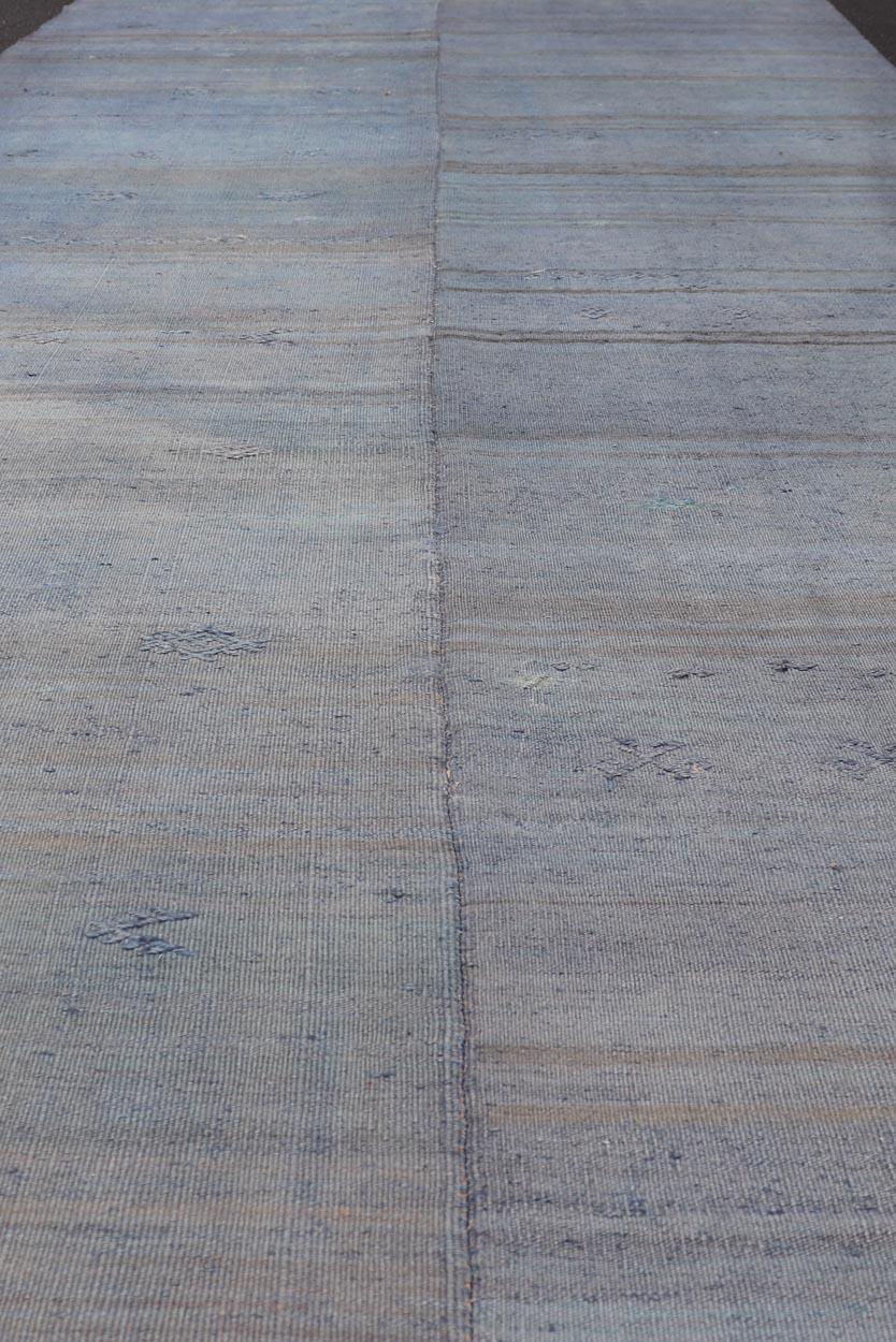 Misure: 5'4 x 12'6 

Runner vintage Kilim Gallery con strisce blu e beige pastello 5'4 x 12'6 
Keivan Woven Arts / Tappeto / EN-13762 Paese d'origine / tipo: Turchia / Kilim 

Il Kilim Gallery Runner turco vintage è una splendida rappresentazione