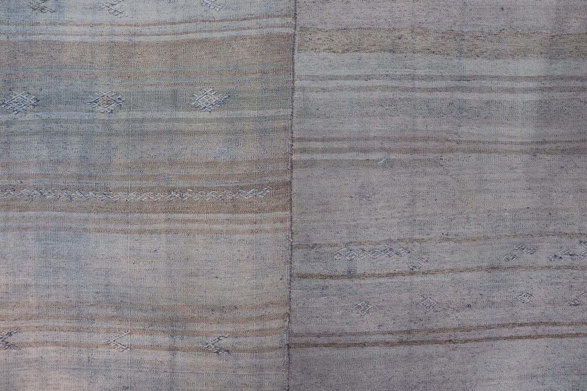 Tessuto a mano Runner vintage Kilim Gallery con strisce blu e beige pastello 5'4 x 12'6 in vendita