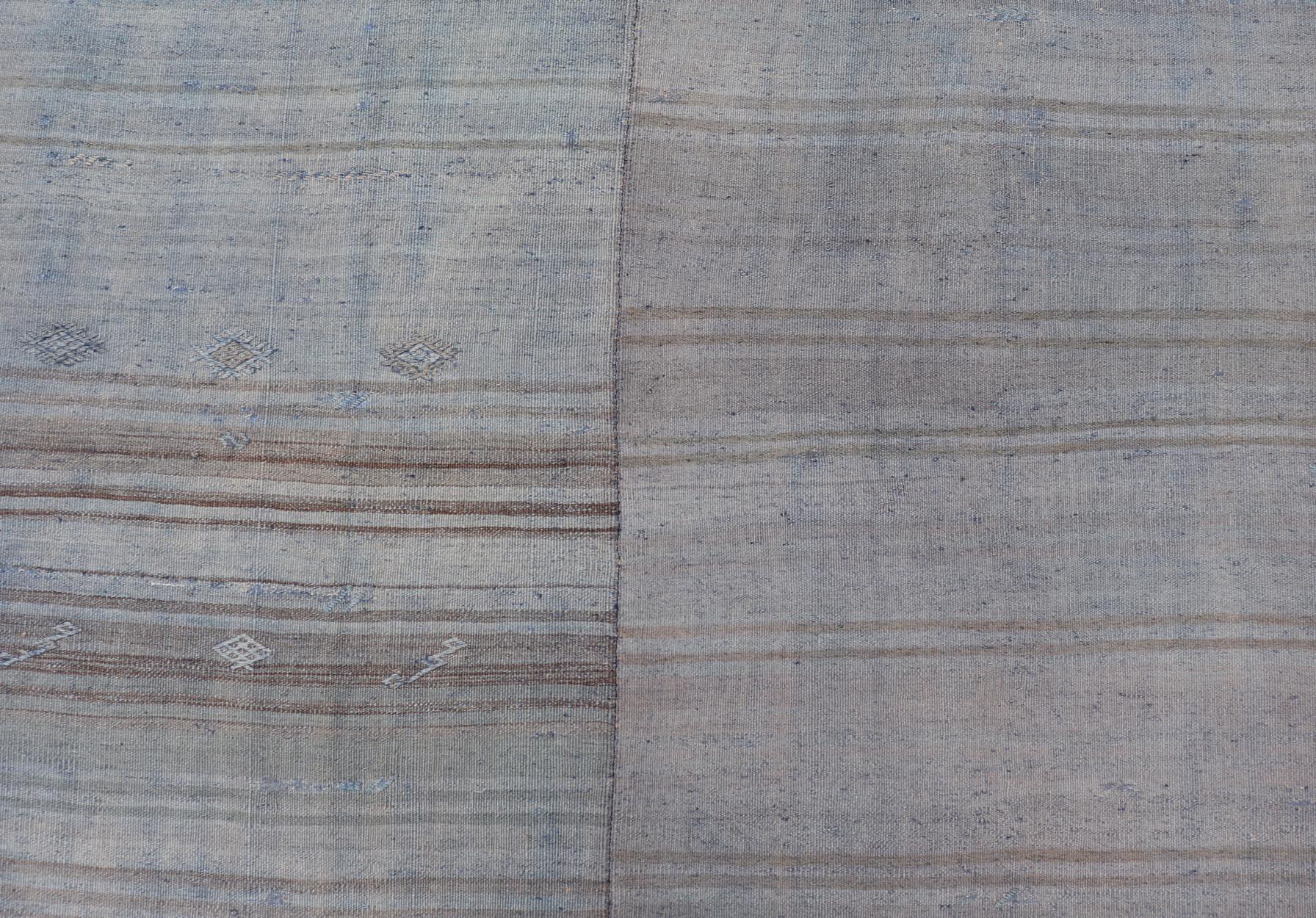 Runner vintage Kilim Gallery con strisce blu e beige pastello 5'4 x 12'6 In condizioni buone in vendita a Atlanta, GA