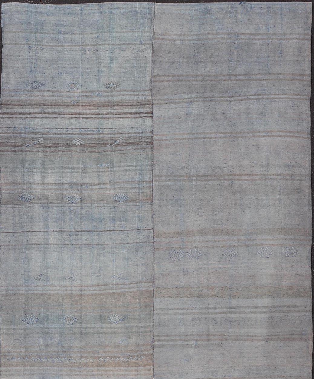 XX secolo Runner vintage Kilim Gallery con strisce blu e beige pastello 5'4 x 12'6 in vendita