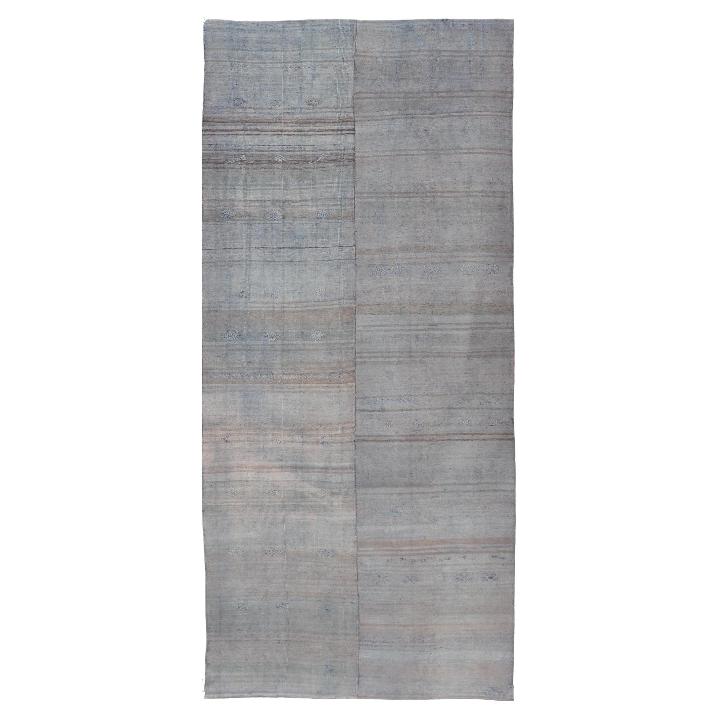 Vintage Kilim Galerie Läufer mit Pastell Blau und Beige Streifen 5
4 x 12
6