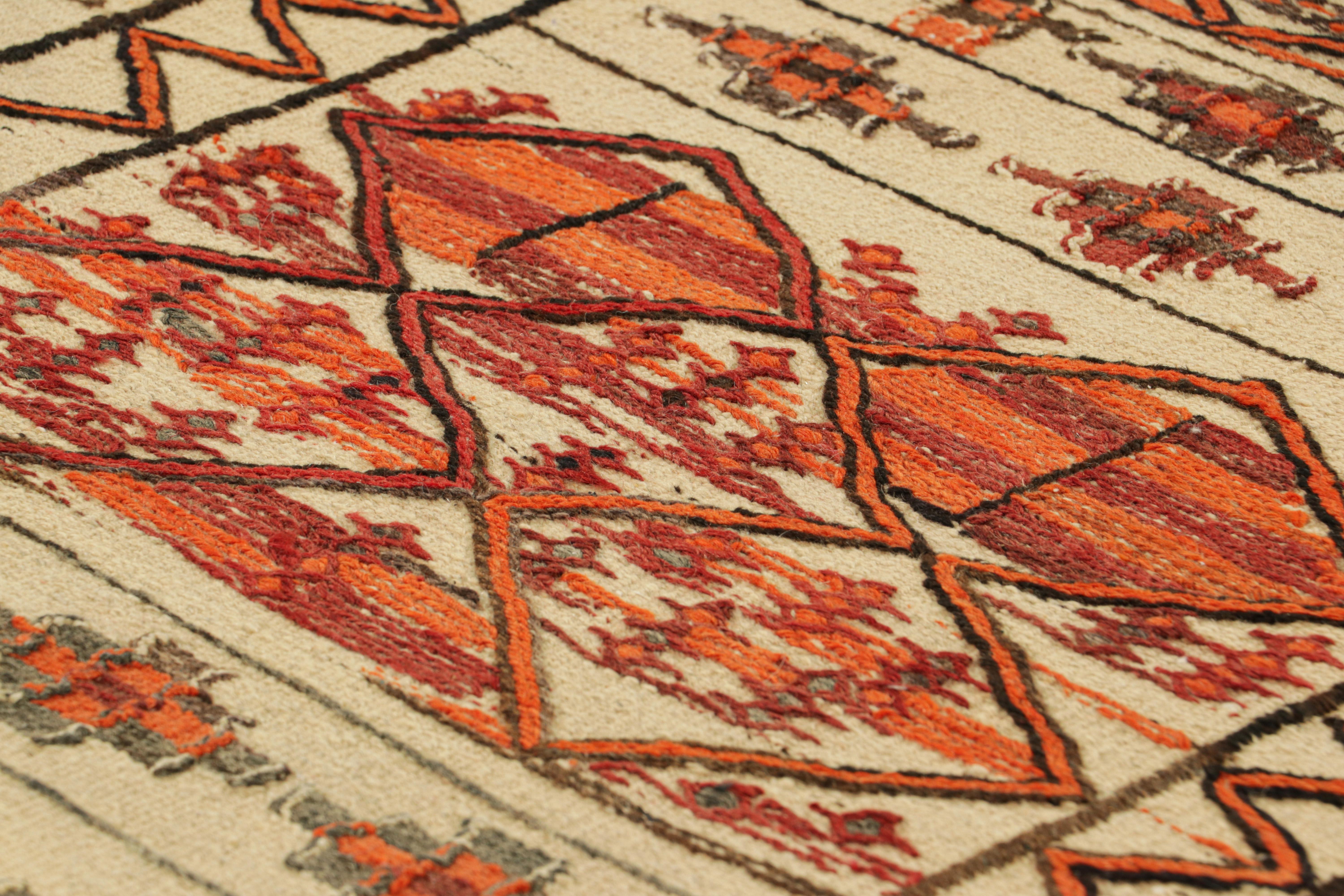 Tejido a mano en lana, originario de Turquía, hacia 1950-1960, este kilim vintage de 2x3 presenta un campo de color beige-marrón con motivos geométricos, tribales y chevrones en tonos rojo ladrillo y naranja vibrante.  

Sobre el diseño: 

Los ojos