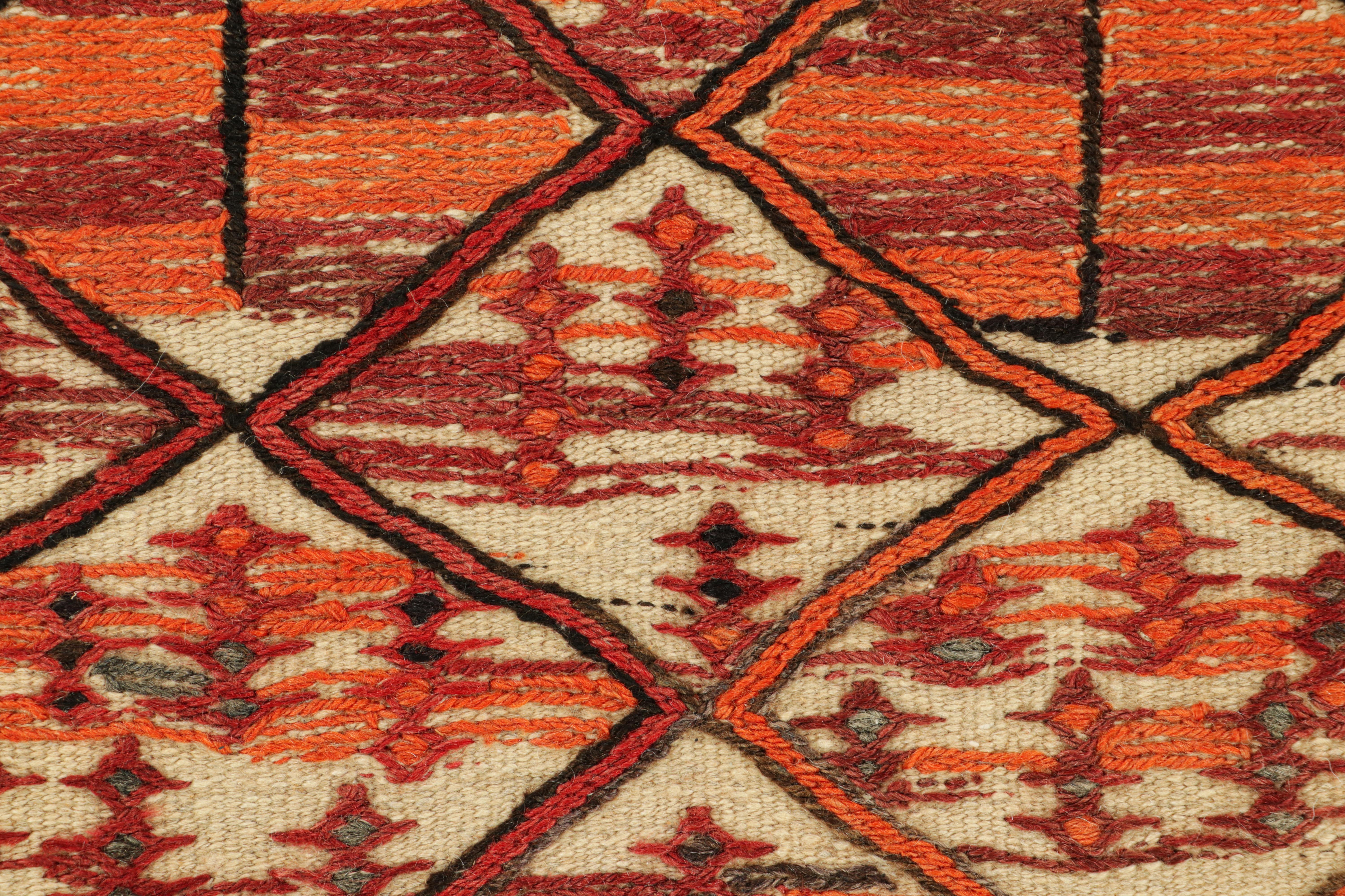 Kilim vintage con motivos geométricos en beige-marrón, naranja y rojo, de Rug & Kilim Tribal en venta