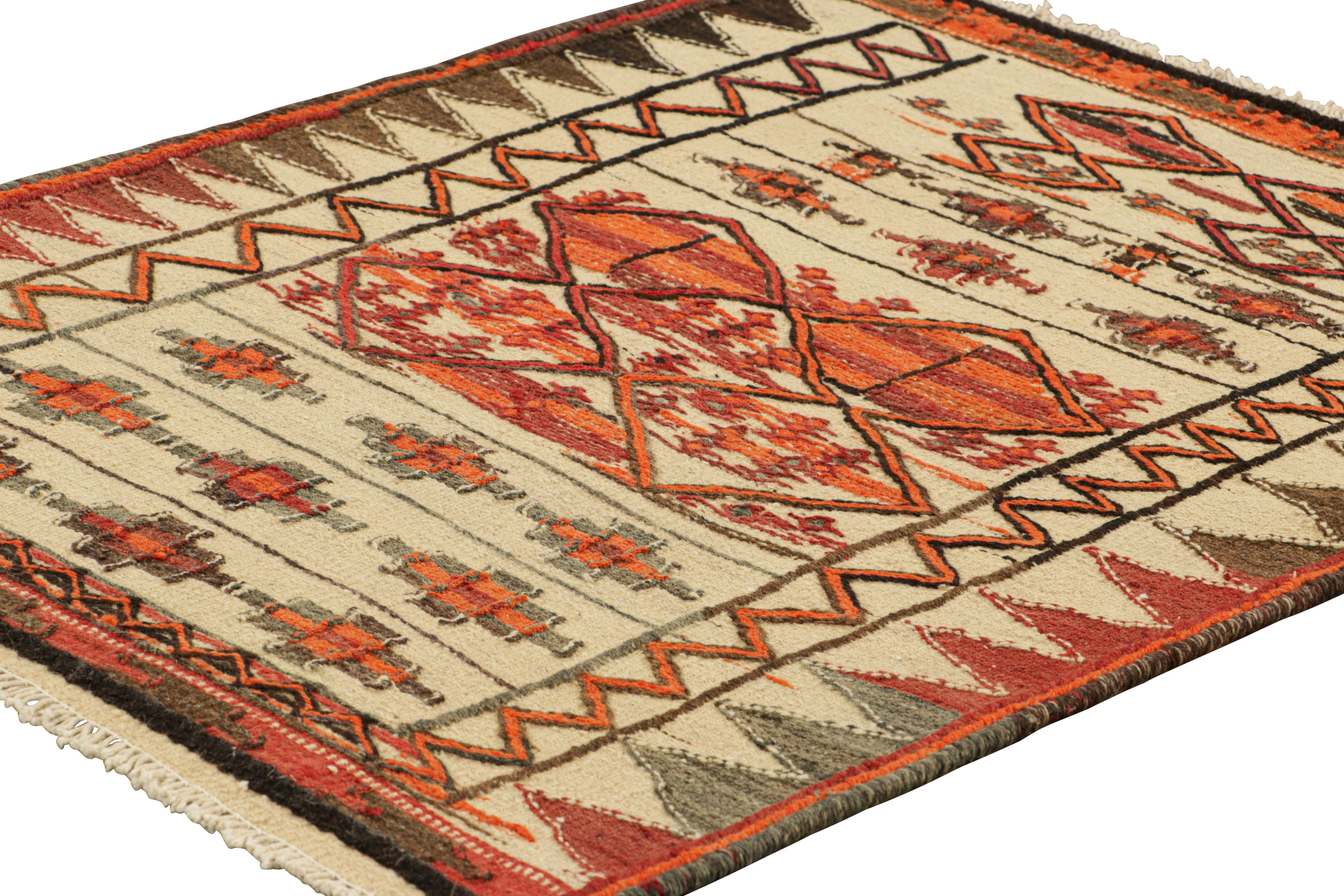 Kilim vintage con motivos geométricos en beige-marrón, naranja y rojo, de Rug & Kilim Turco en venta