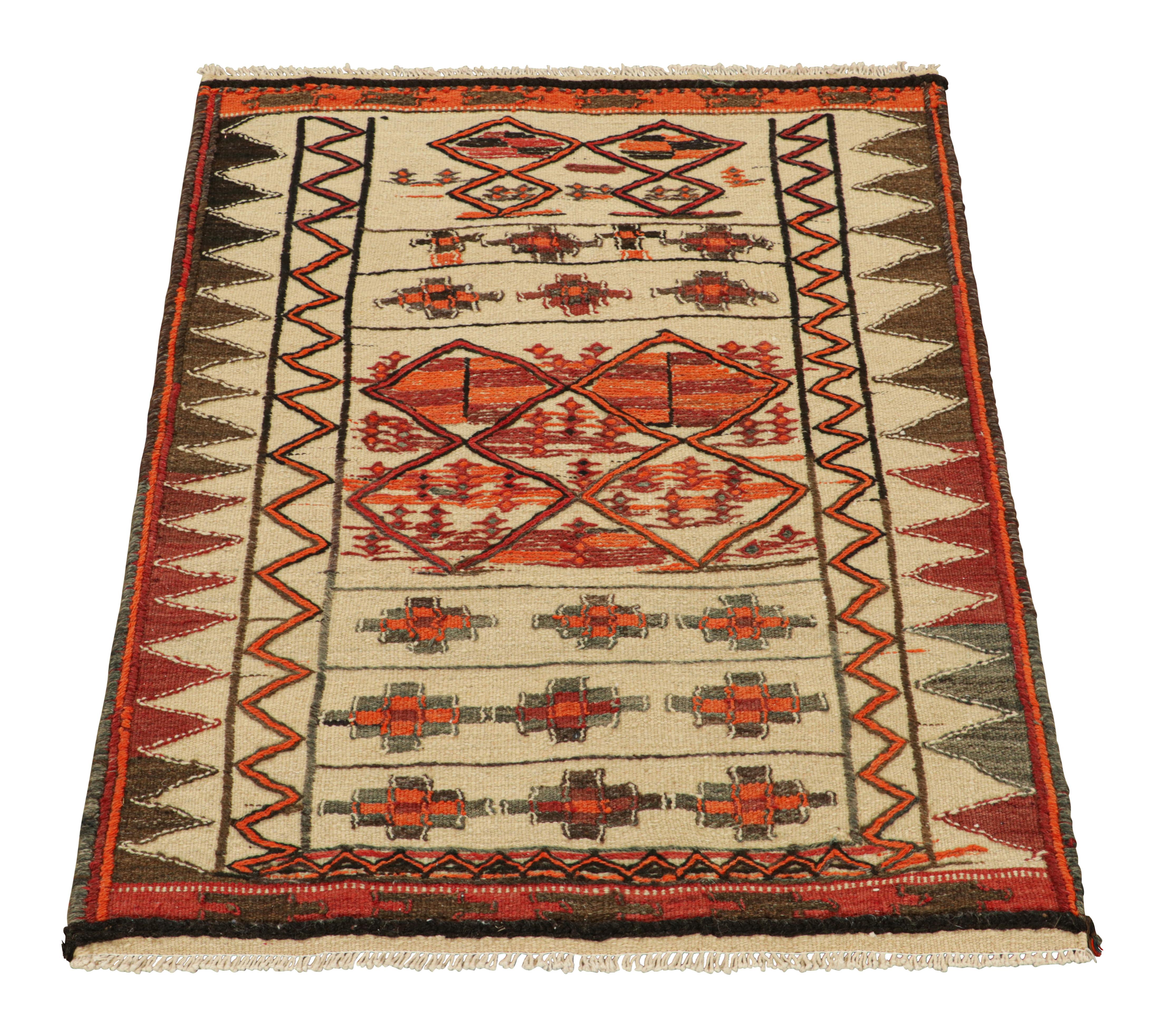 Kilim vintage con motivos geométricos en beige-marrón, naranja y rojo, de Rug & Kilim Tejido a mano en venta