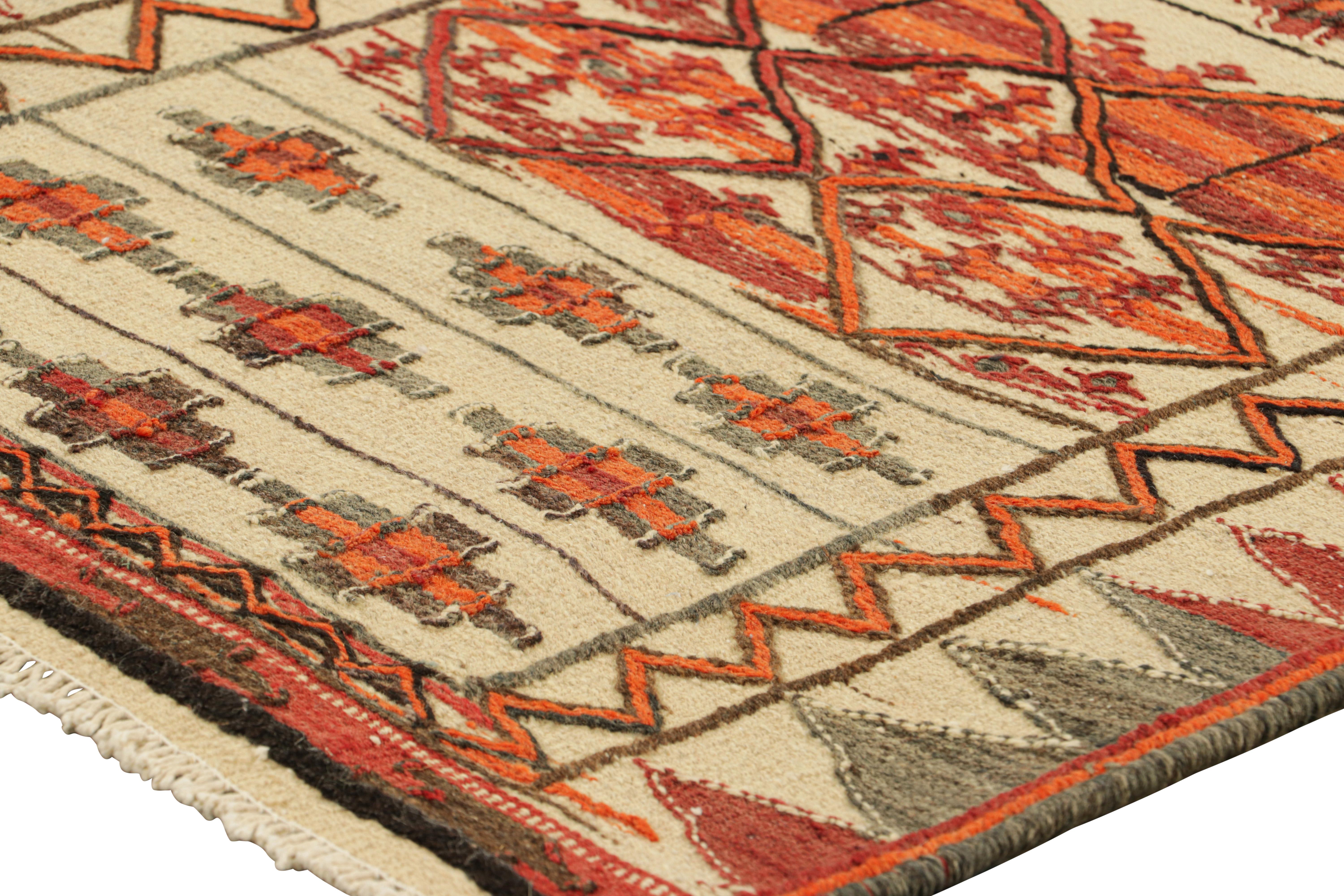 Kilim vintage con motivos geométricos en beige-marrón, naranja y rojo, de Rug & Kilim en Bueno estado para la venta en Long Island City, NY