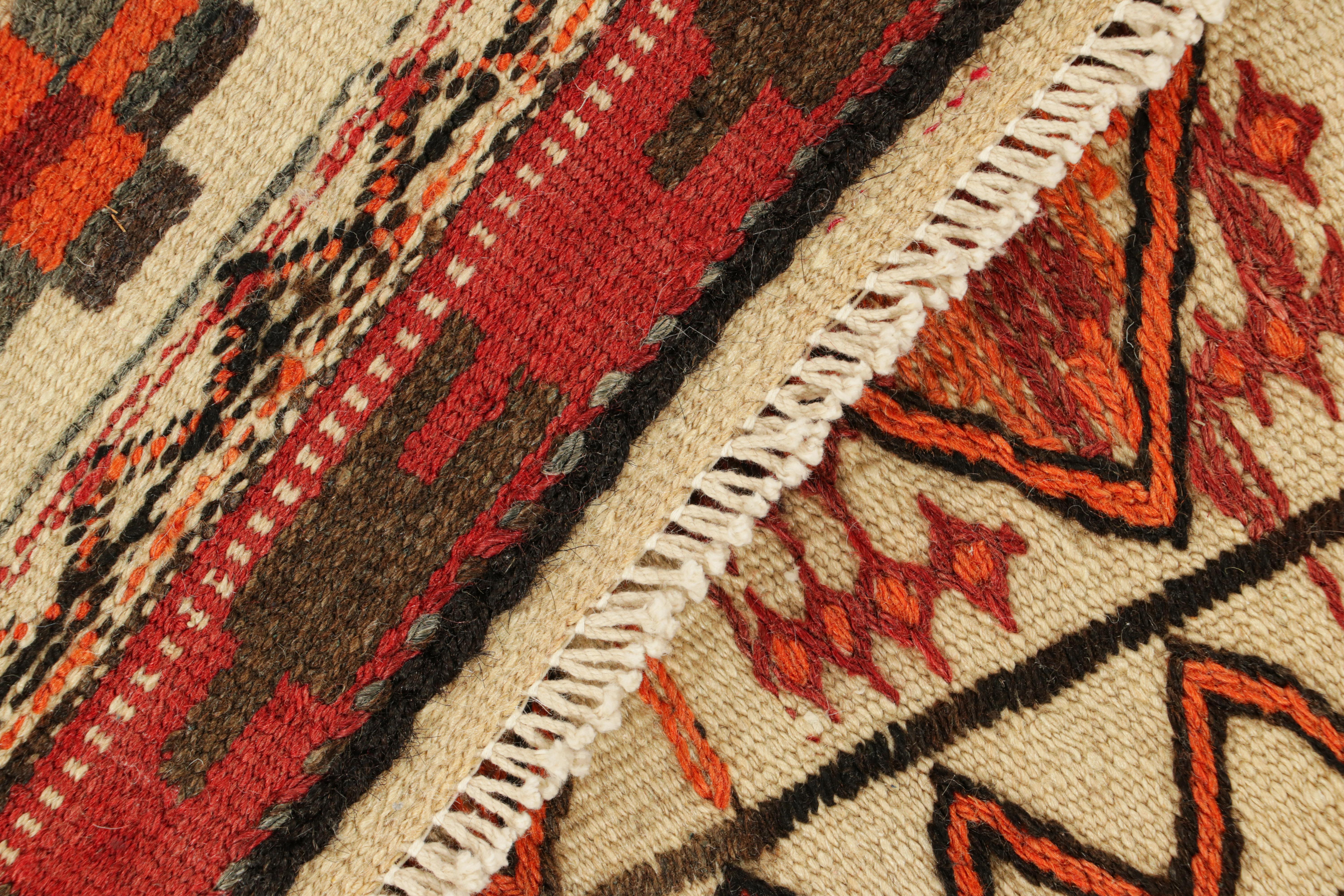 Kilim vintage con motivos geométricos en beige-marrón, naranja y rojo, de Rug & Kilim mediados del siglo XX en venta