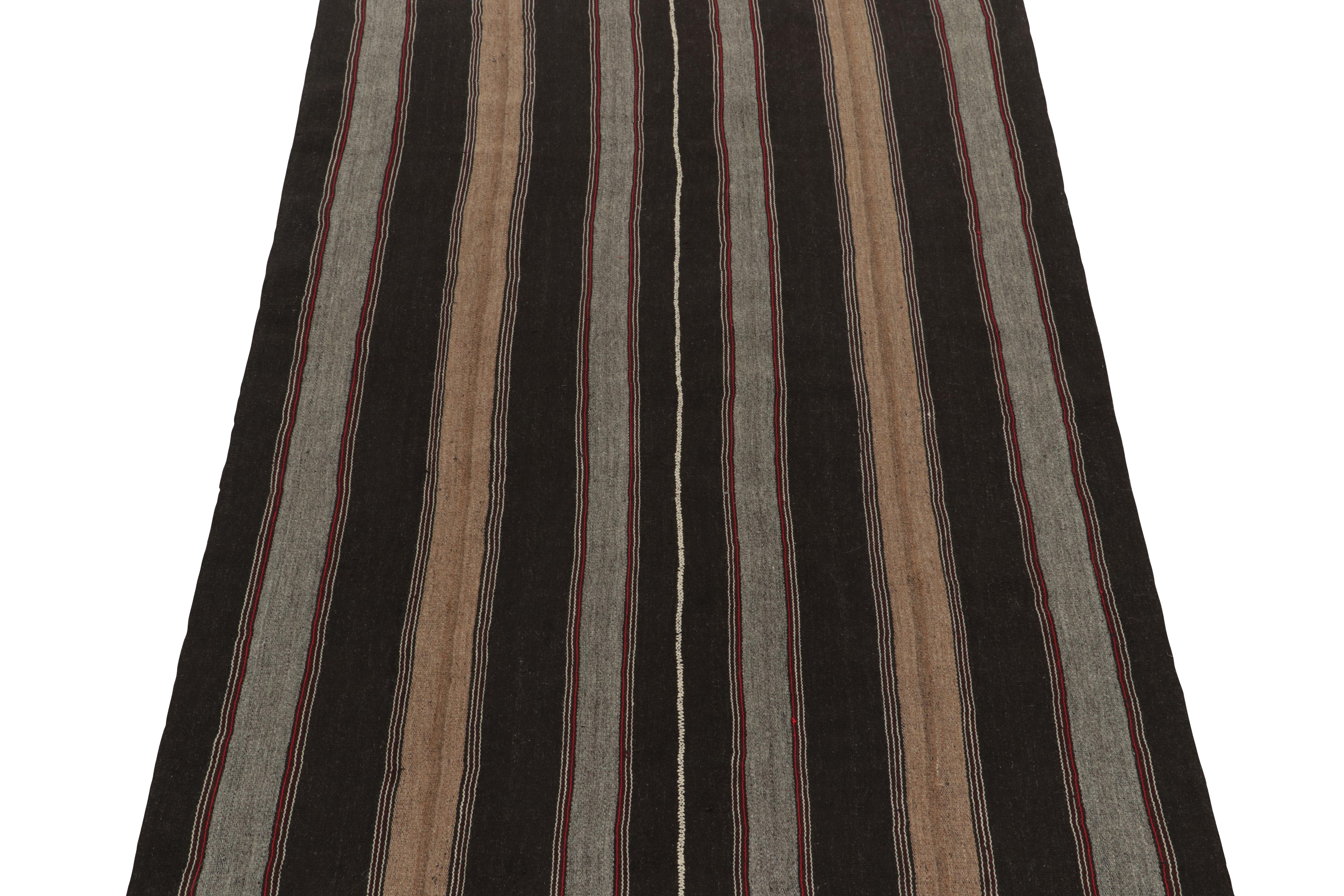 Teppich & Kelim in Braun, Beige und Grau mit roten Streifen von Teppich & Kilim (Stammeskunst) im Angebot