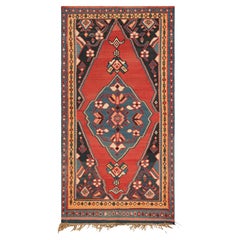 Kilim vintage en rouge avec médaillon géométrique bleu marine, de Rug & Kilim