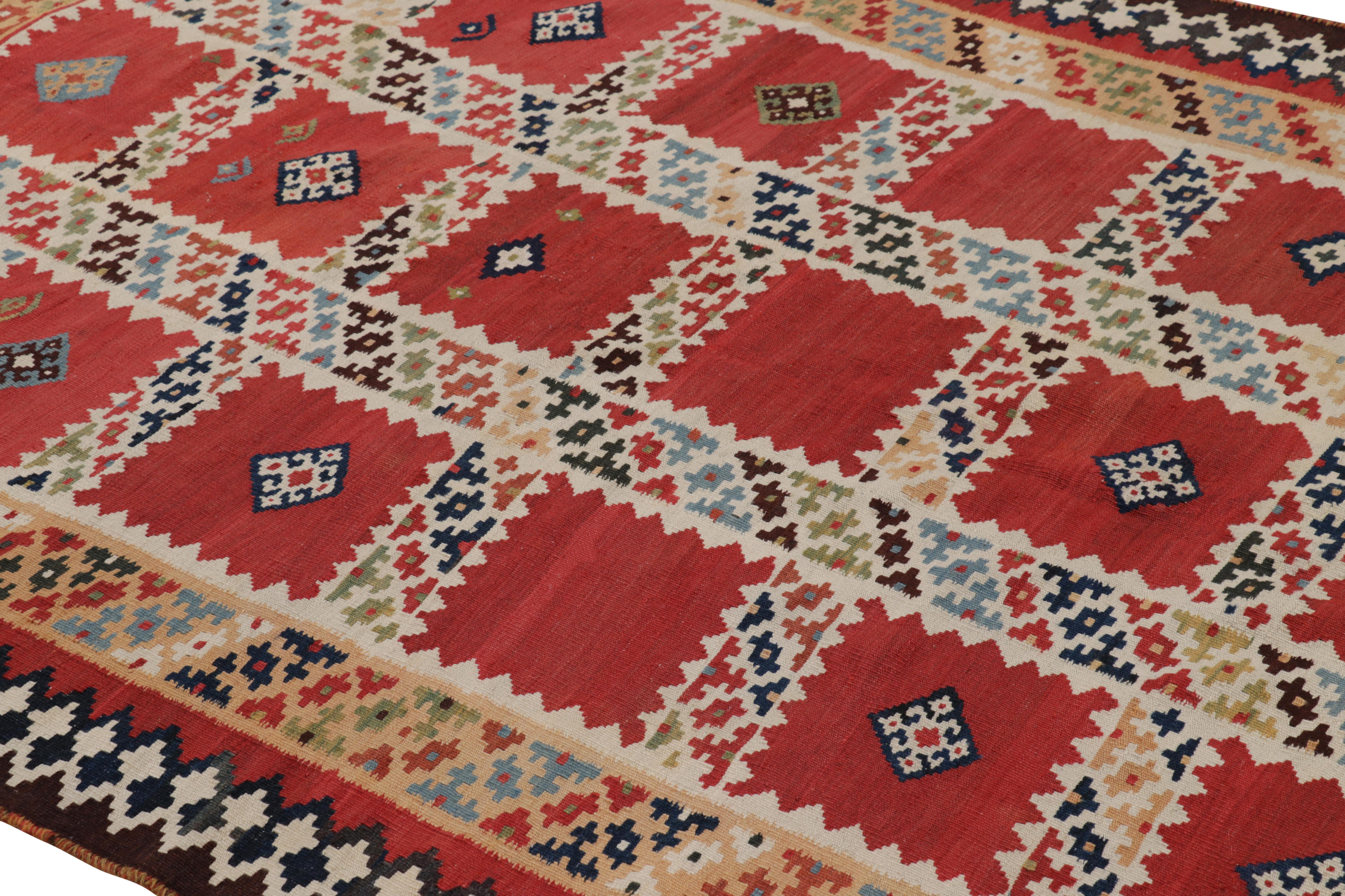 Dieser handgewebte Wollkelim (4x7) aus der Türkei (ca. 1950-1960) weist ein Design auf, das den persischen Stammesteppichen und Flachgeweben des Gaschgai-Volkes und ähnlicher nomadischer Provenienzen sehr ähnlich sieht.

Über das Design:

Bewunderer