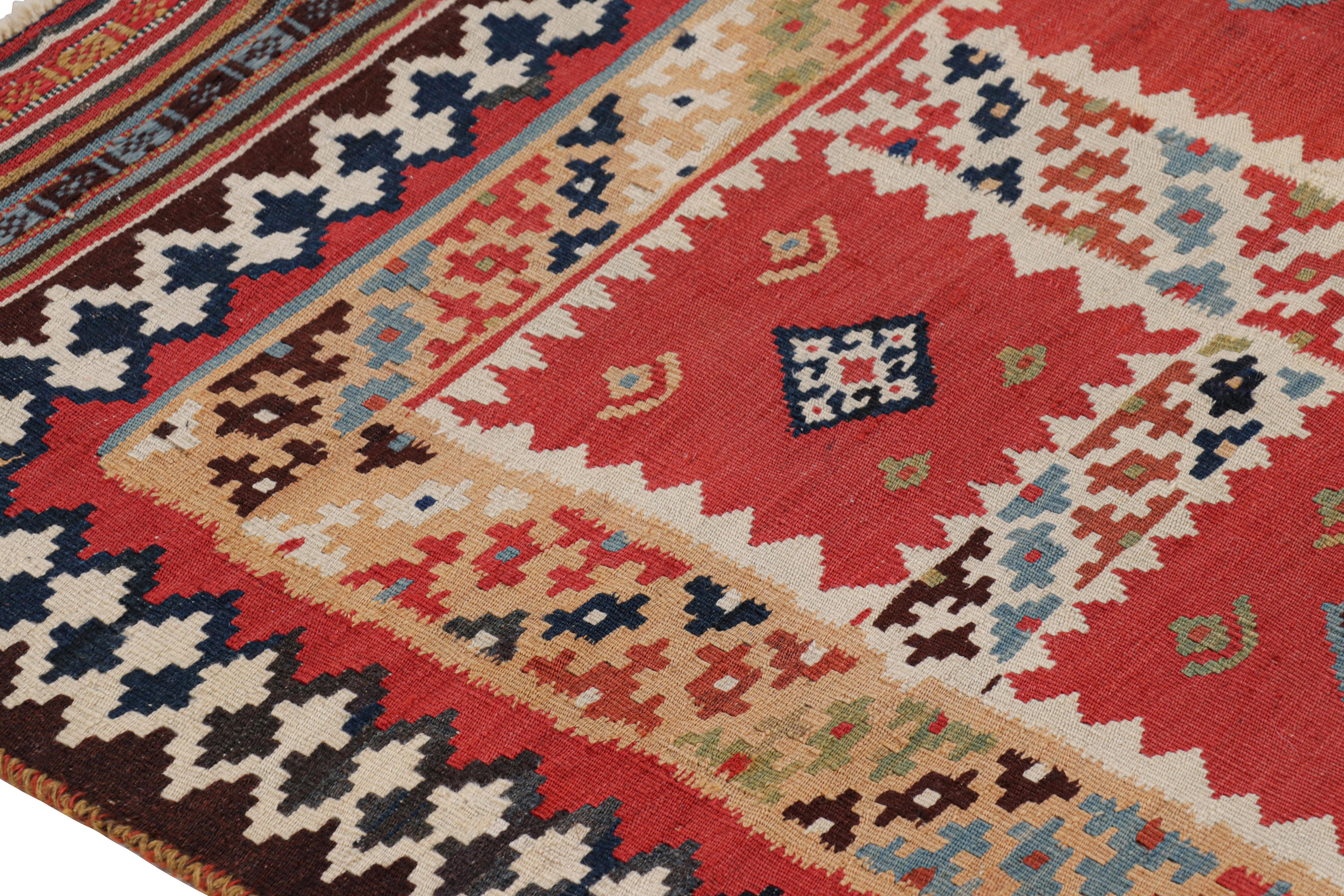 Vintage-Kelim in Rot mit polychromen, geometrischen Mustern, von Rug & Kilim (Stammeskunst) im Angebot