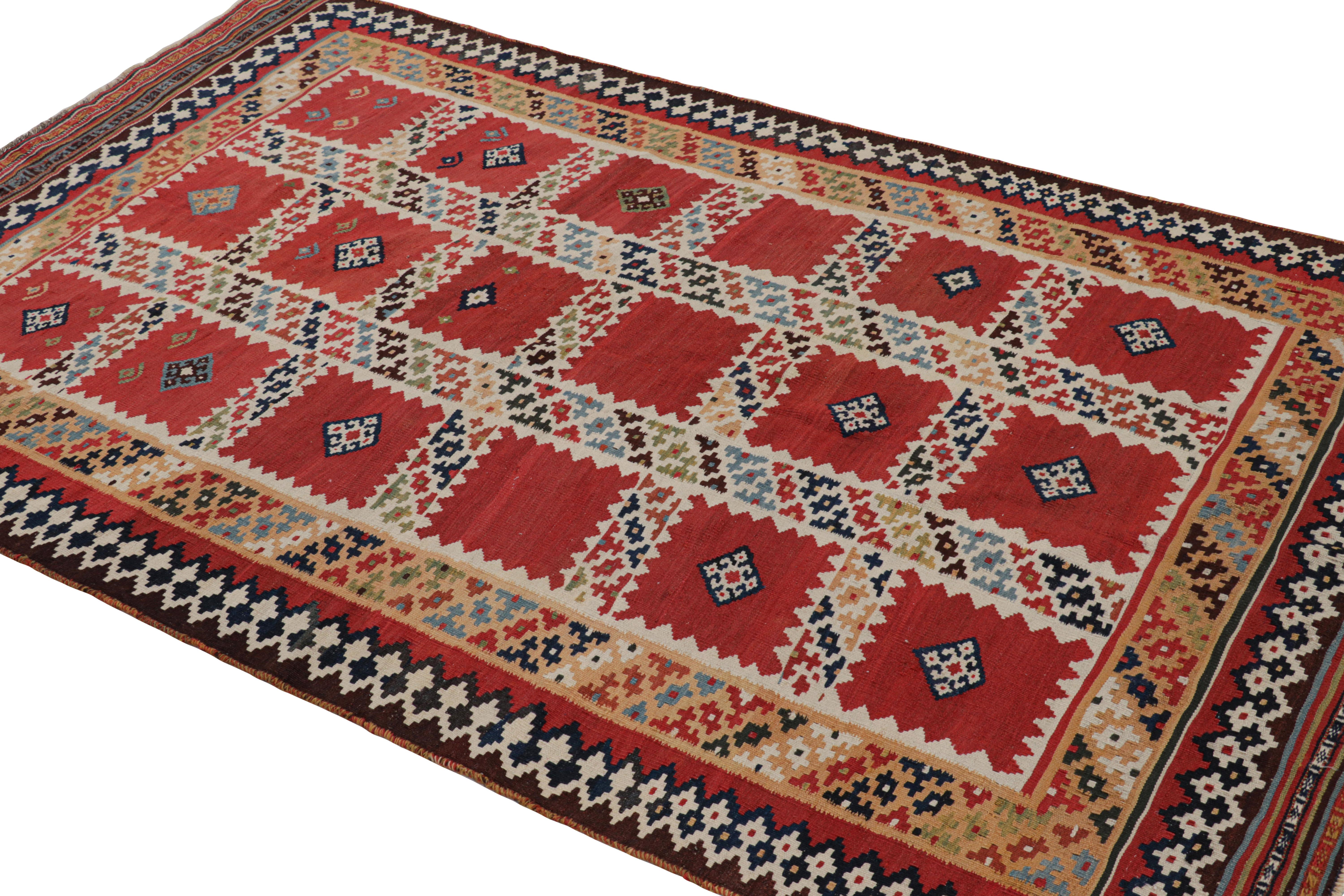 Vintage-Kelim in Rot mit polychromen, geometrischen Mustern, von Rug & Kilim (Türkisch) im Angebot