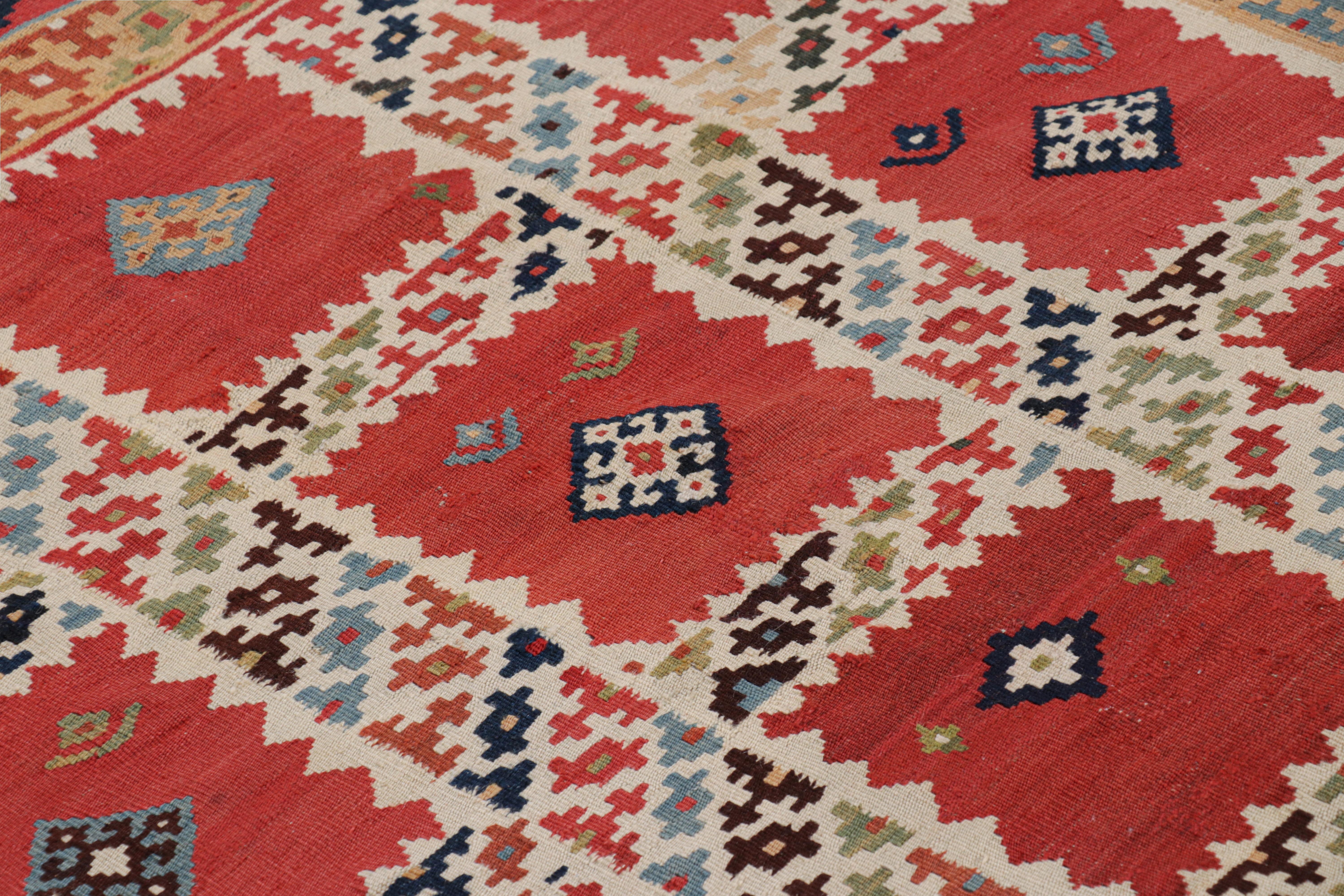 Vintage-Kelim in Rot mit polychromen, geometrischen Mustern, von Rug & Kilim im Zustand „Gut“ im Angebot in Long Island City, NY