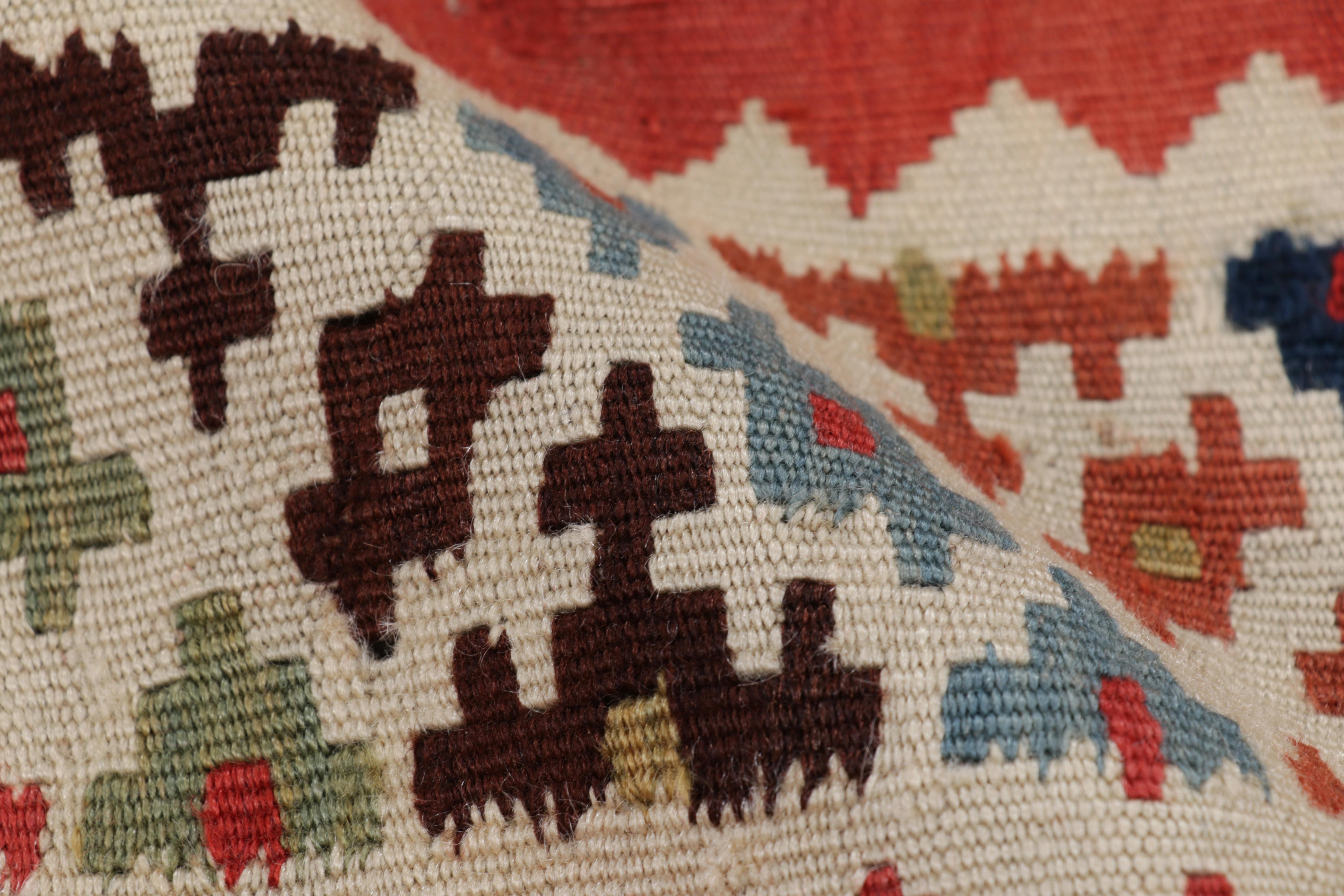Vintage-Kelim in Rot mit polychromen, geometrischen Mustern, von Rug & Kilim (Mitte des 20. Jahrhunderts) im Angebot