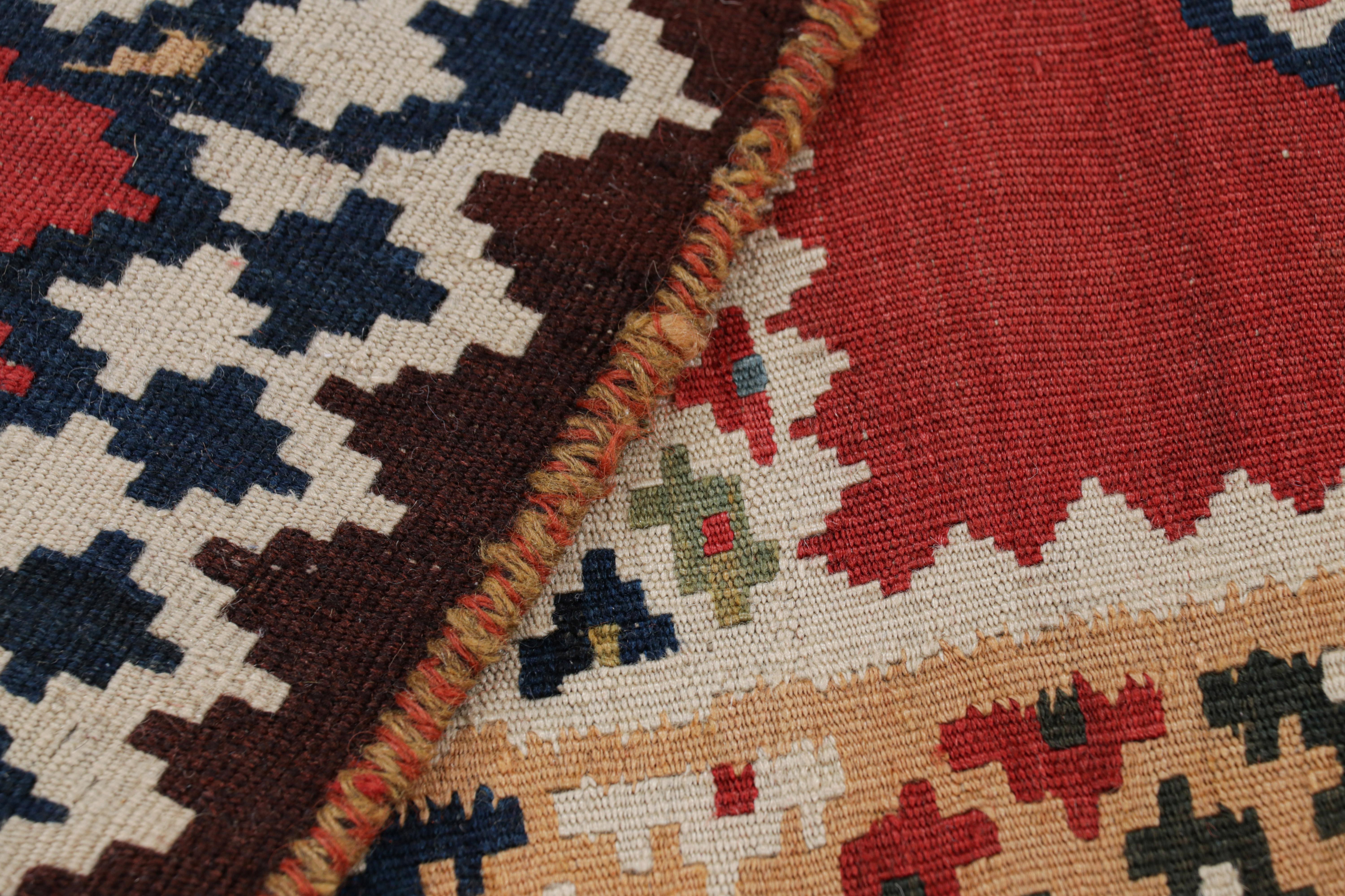 Vintage-Kelim in Rot mit polychromen, geometrischen Mustern, von Rug & Kilim (Wolle) im Angebot