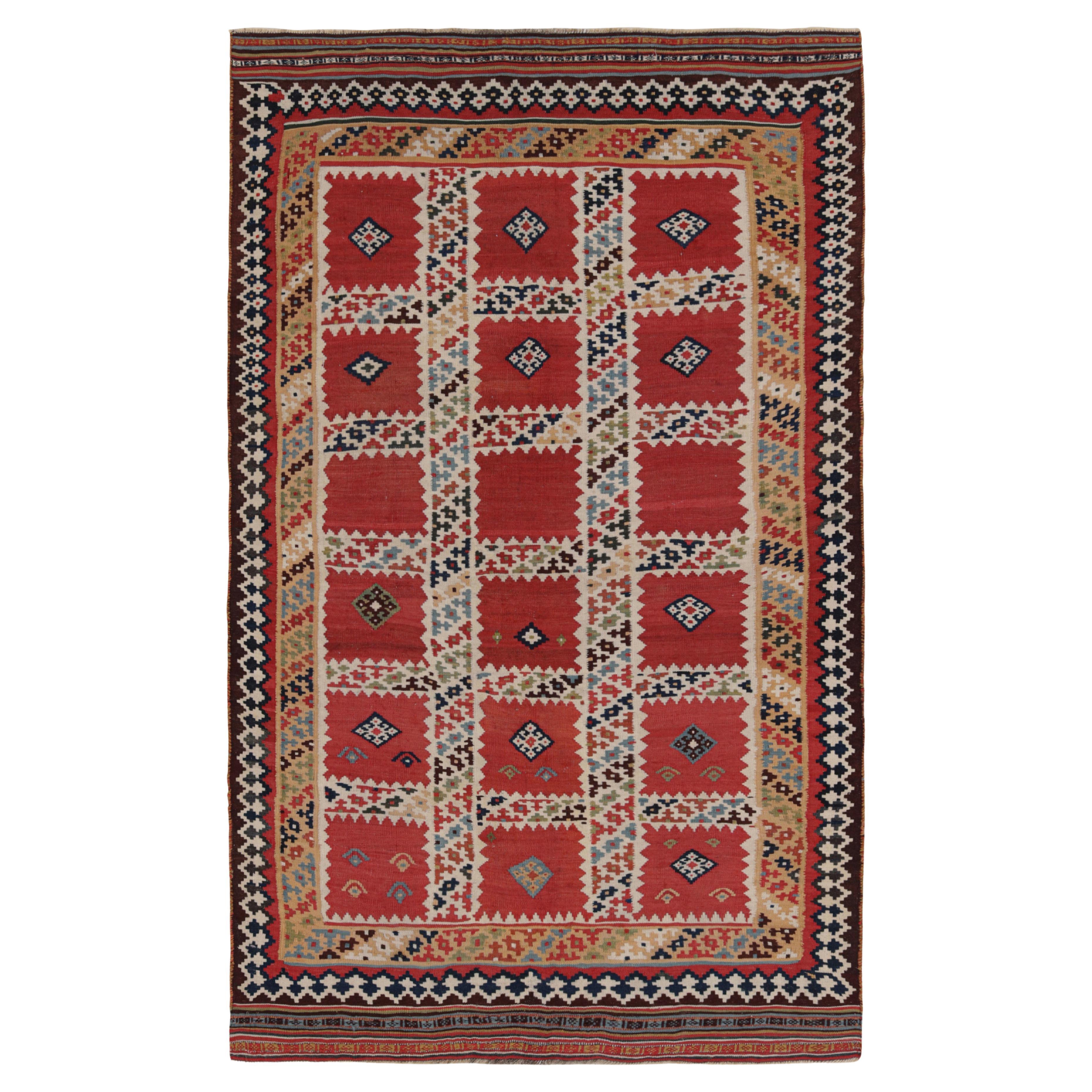 Kilim vintage en rouge avec motifs géométriques polychromes, de Rug & Kilim