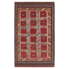 Kilim vintage en rouge avec motifs géométriques polychromes, de Rug & Kilim