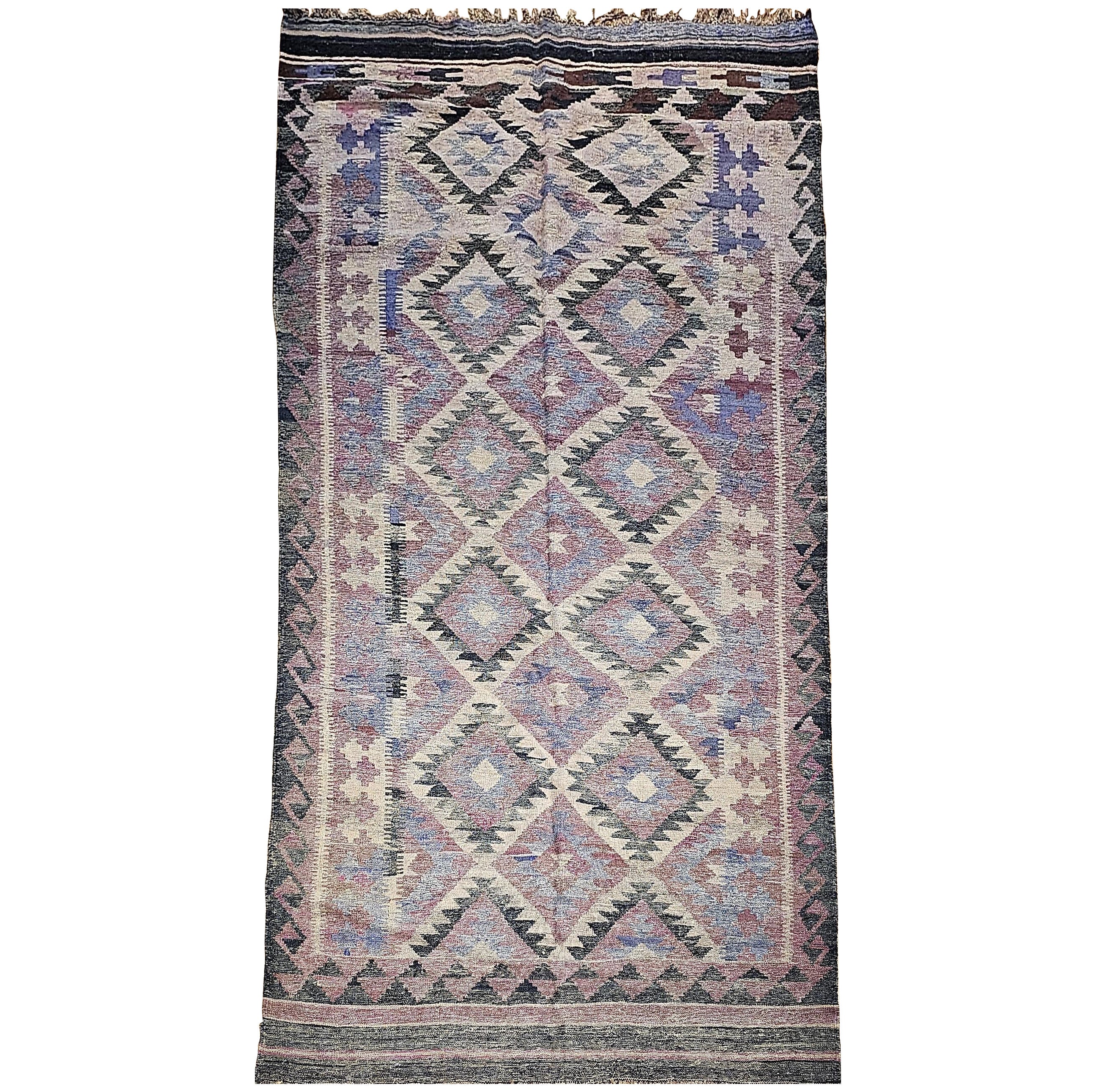 Kilim d'epoca nei colori e nei motivi del sud-ovest: lavanda, marrone, crema e rosso. in vendita
