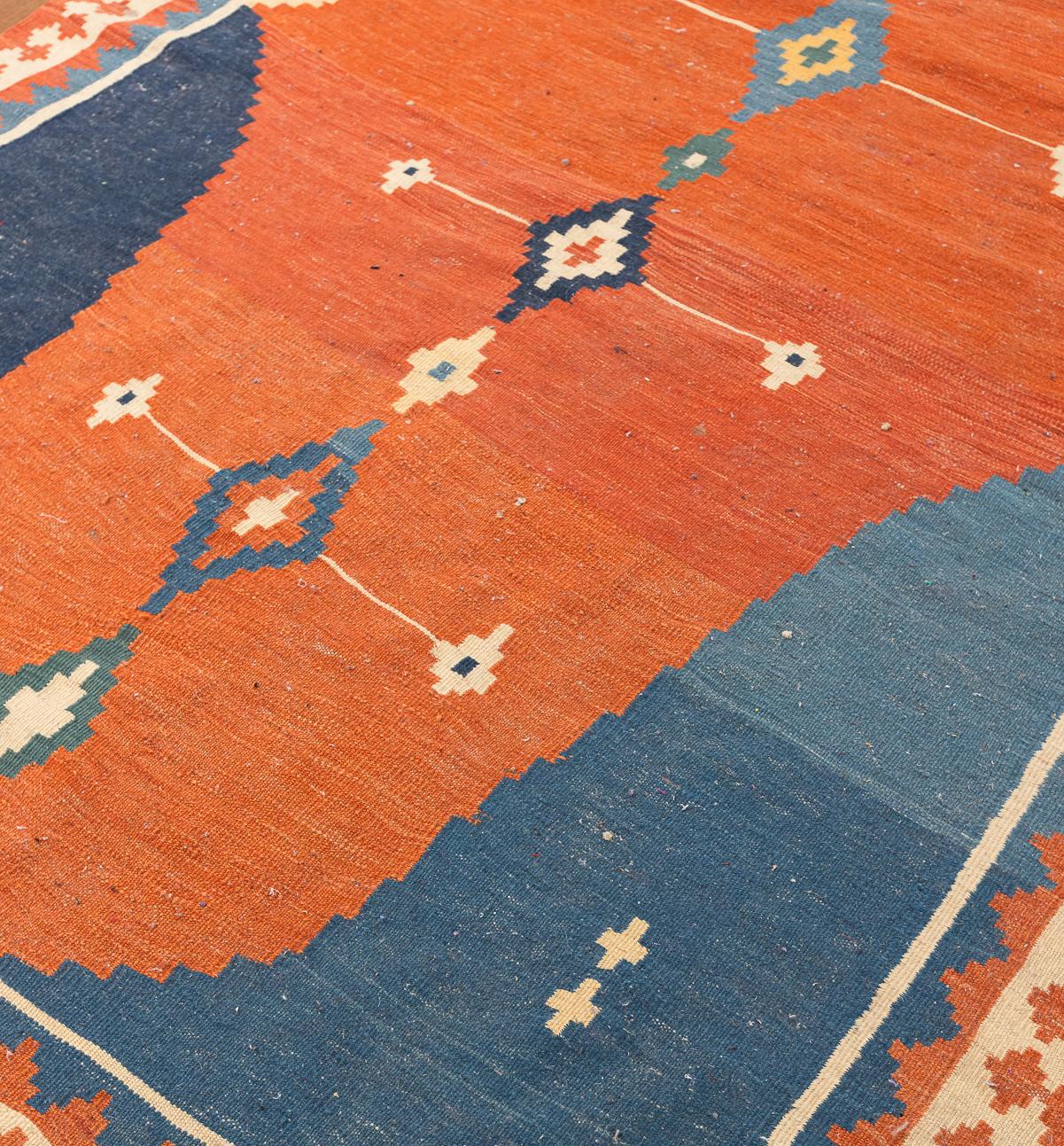 Vintage Kilim in Terracotta and Indigo Wool Flatweave Carpet Anudado a mano en venta