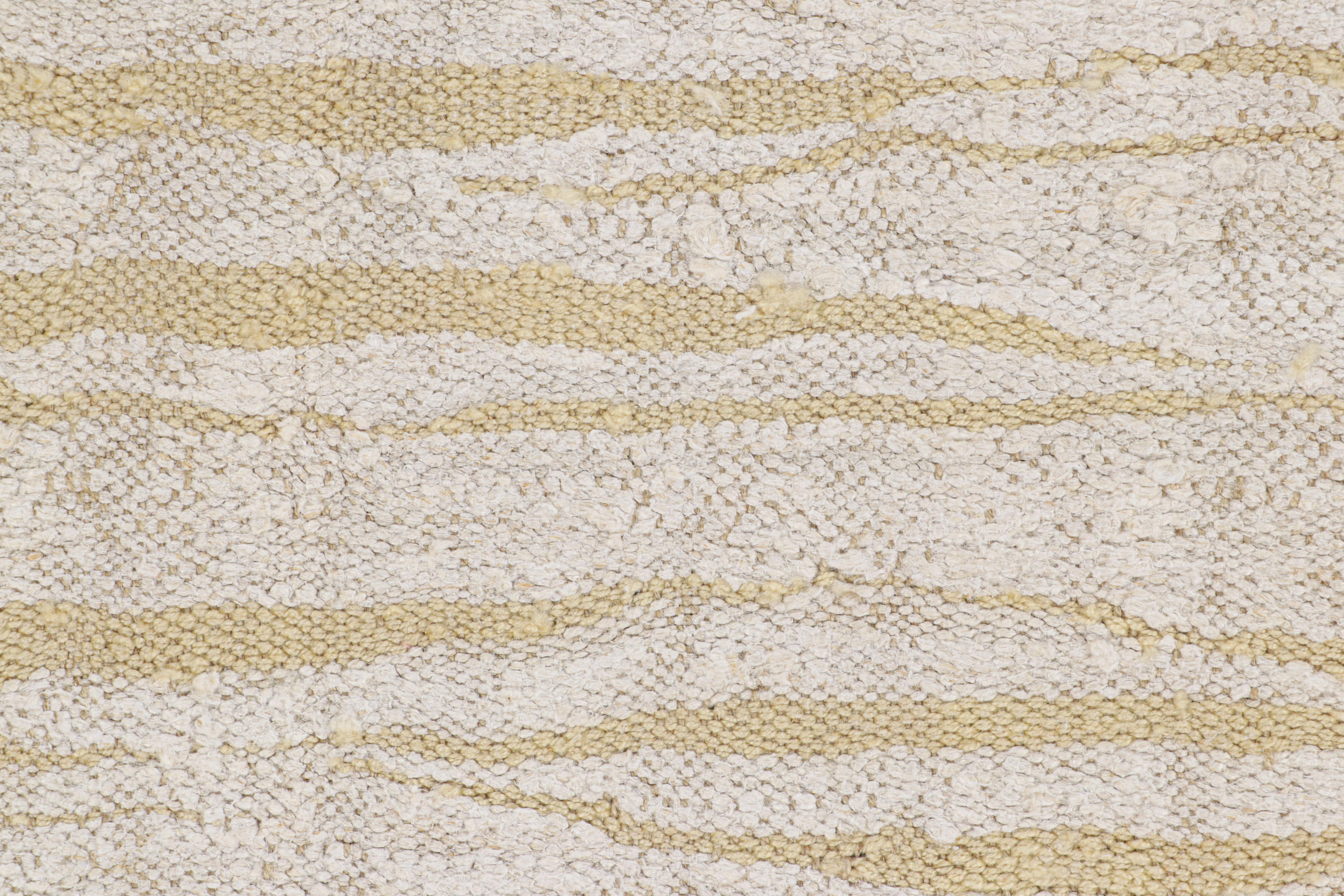 Vintage-Kilim in Weiß- und Beigetönen von Rug & Kilim (Kelim) im Angebot