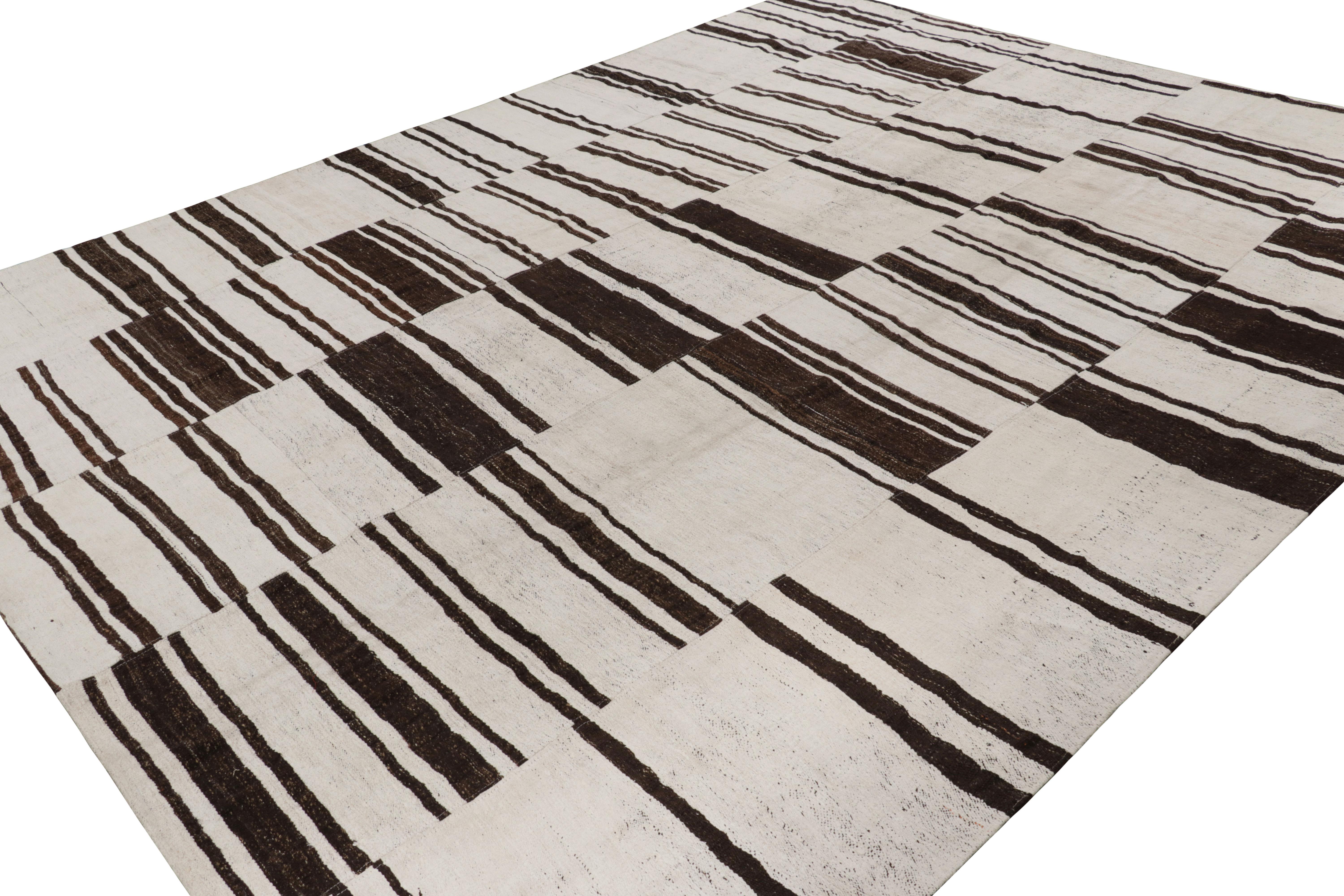 Hand-Woven Vintage Kilim in White and Chocolate Brown Geometric Patterns - Rug & Kilim For Sale