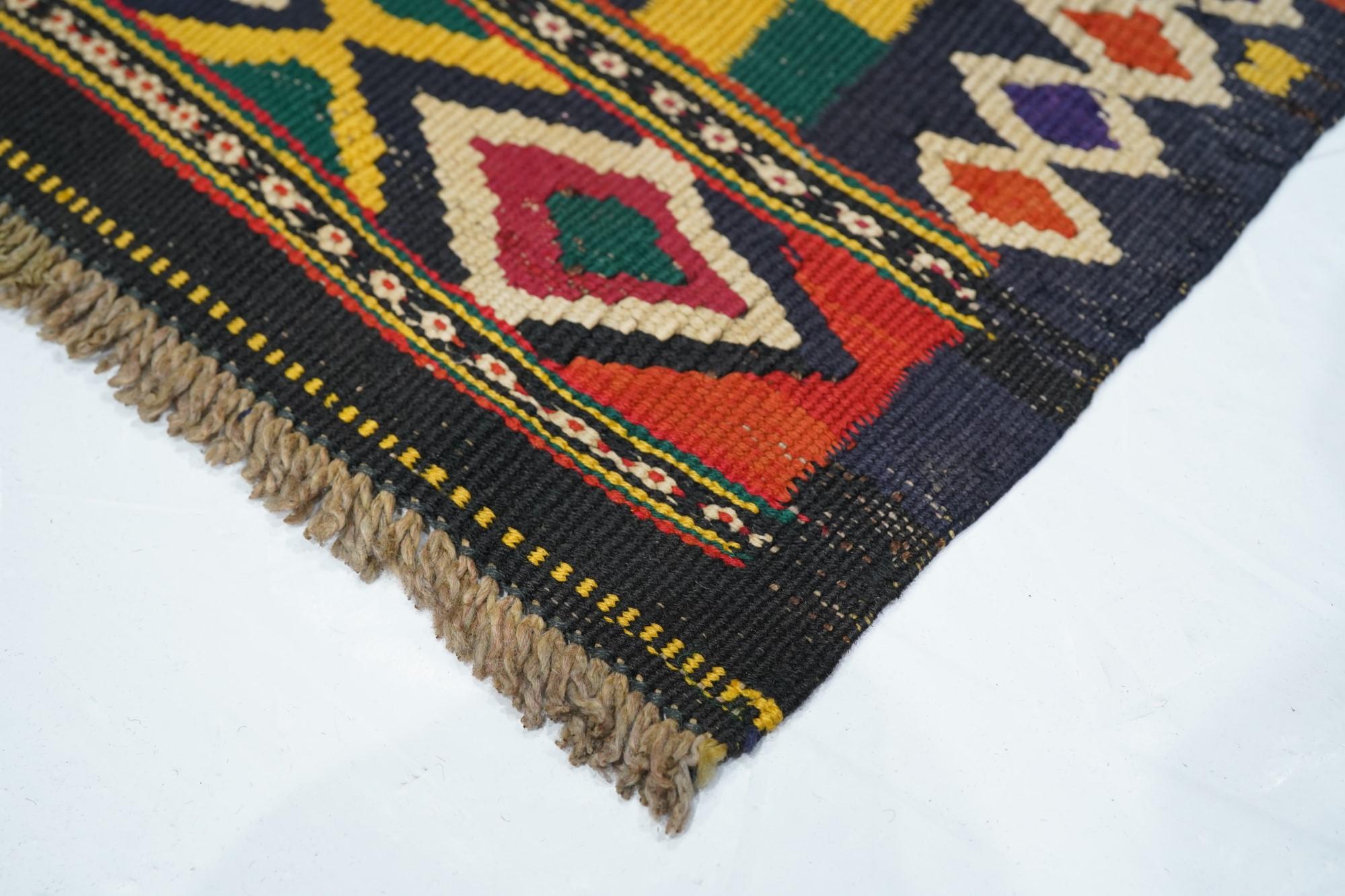 Vintage Kilim Rug 2'4'' x 4'10'' In Good Condition For Sale In New York, NY