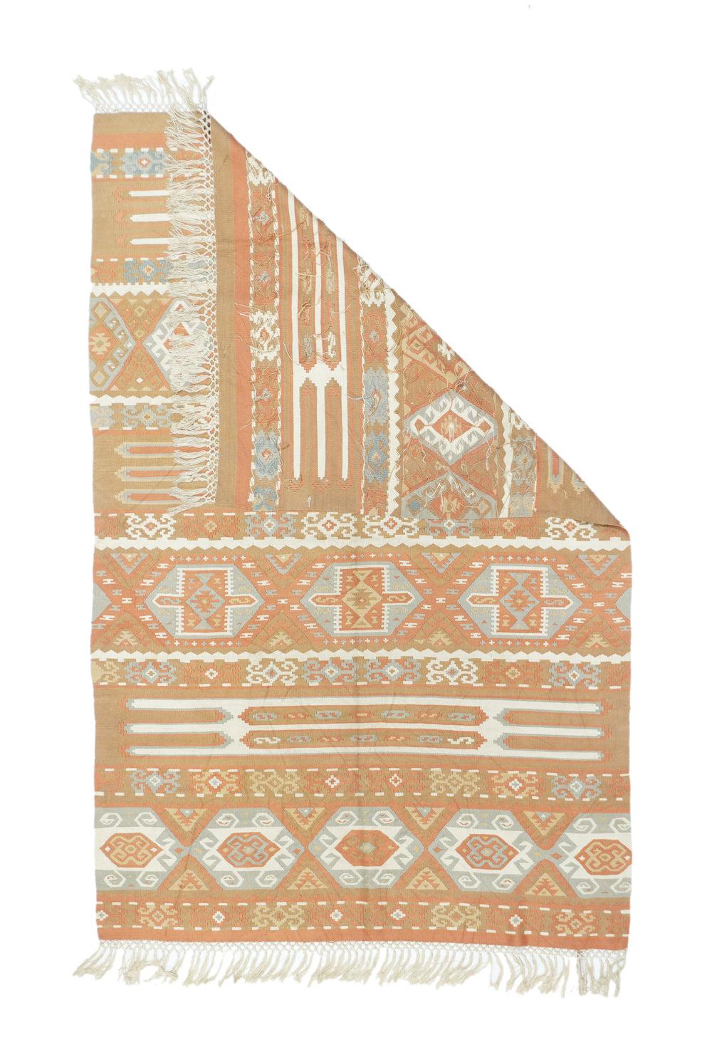 Vintage Kilim Teppich 3'0'' x 4'7''. Diese florlose, flachgewebte Streuung in Standardschlitzbindung zeigt eine fünfstufige Anordnung von hakenförmigen Rauten in höheren Rauten-Hexagonen, Rechtecken in abgeflachten Hexagonen, langen Kartuschen in