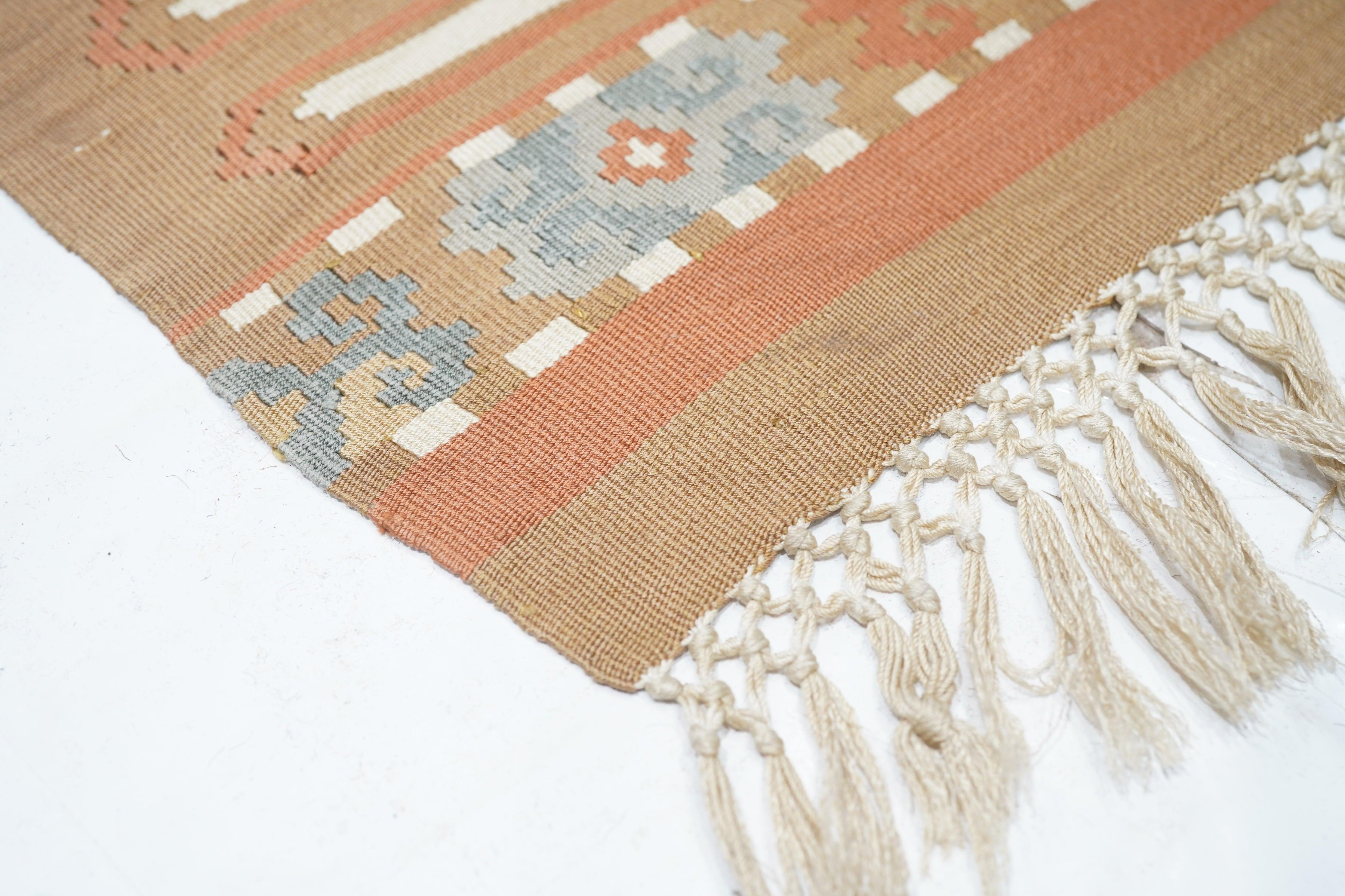 Vintage Kelim-Teppich 3'0'' x 4'7'' im Zustand „Hervorragend“ im Angebot in New York, NY