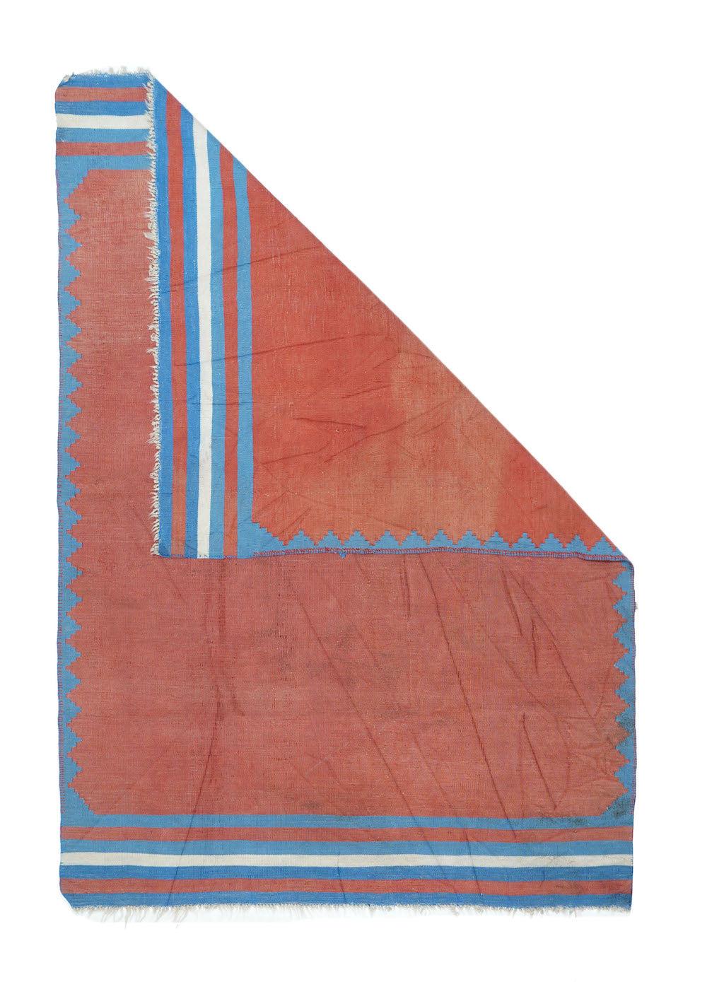 Rug & Kilim vintage 3'10'' x 5'6''. Il campo rosso aperto leggermente abraso domina chiaramente, leggermente attenuato dai bordi laterali a triangolo blu chiaro, dalle strisce finali blu chiaro e dalla piccola losanga centrale blu pendente. Le