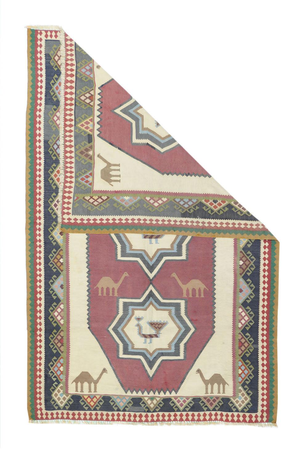 Vintage Kilim Teppich 3'10'' x 6'2''. Dieser südwestpersische Kelim im Vintage-Stil zeigt ein cremefarbenes Feld mit vier Eckdromedaren, das ein hohes rotes achteckiges Unterfeld umschließt, in dem drei ineinander verschachtelte Oktogramme mit