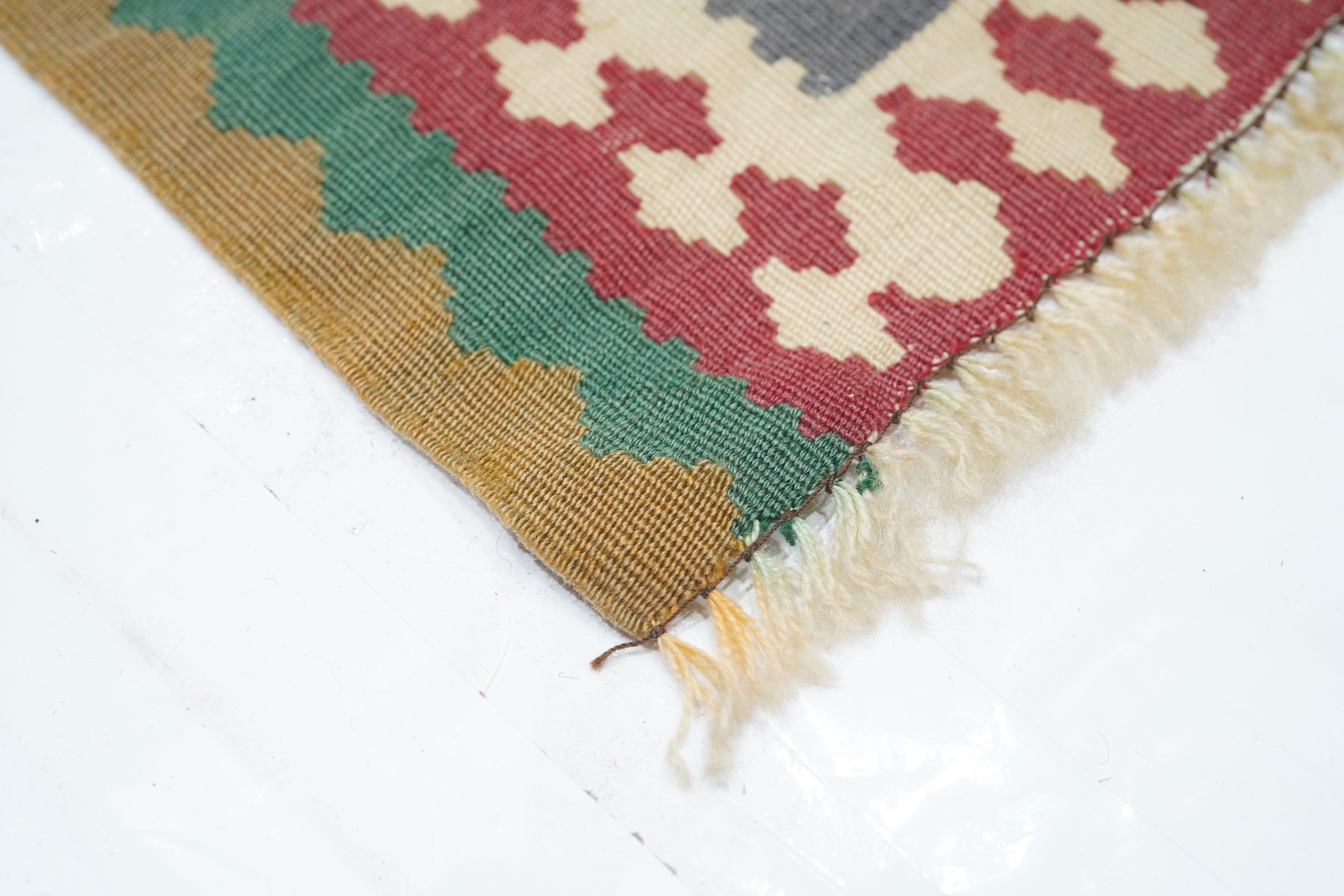 Vintage Kelim-Teppich 3'10'' x 6'2'' im Zustand „Gut“ im Angebot in New York, NY