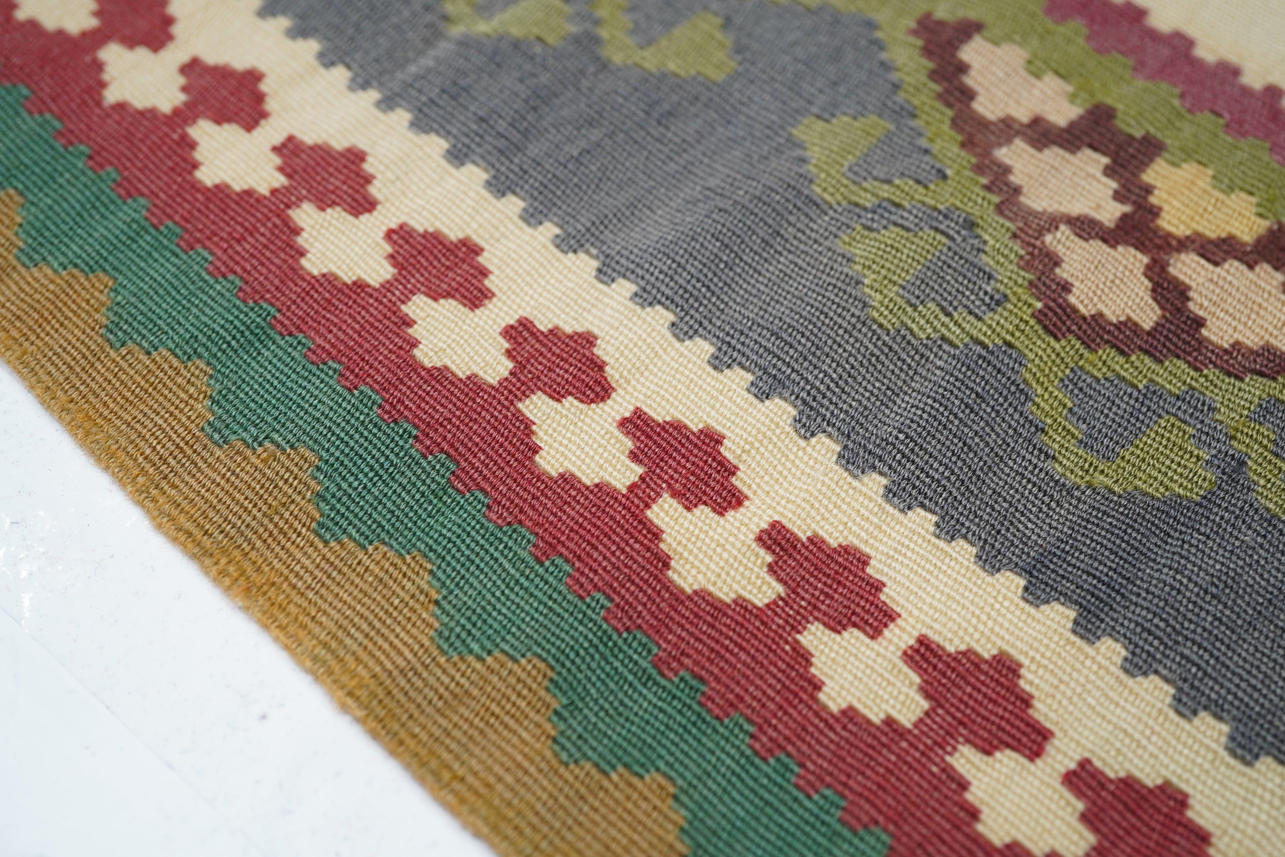 Vintage Kelim-Teppich 3'10'' x 6'2'' (20. Jahrhundert) im Angebot