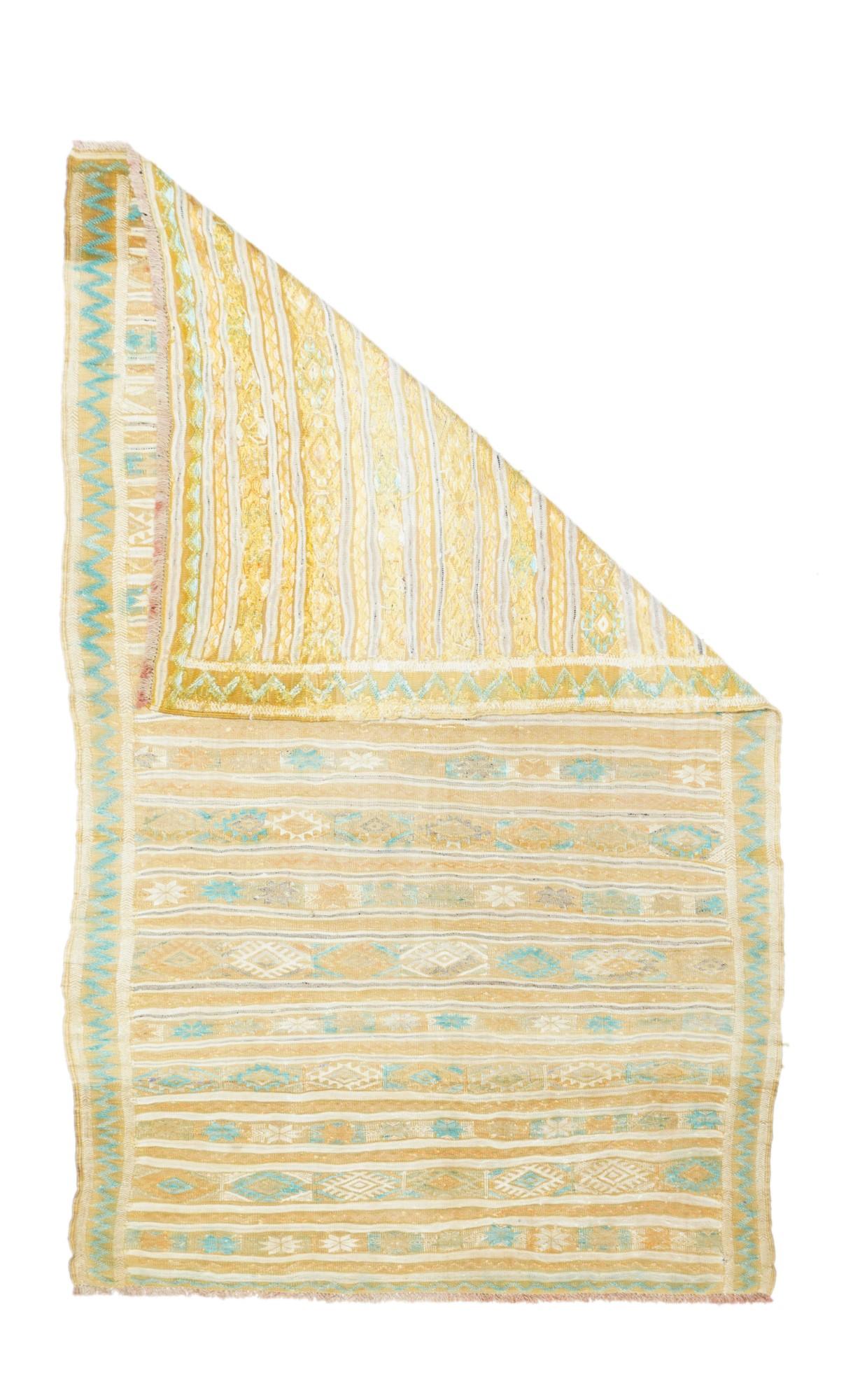 Tapis Vintage Rug & Kilim 3'2'' x 5'8''. Ce textile rustique présente des bandes horizontales abrasives irrégulières de couleur rouille, crème et bleu clair, enrichies par des motifs à chevrons extra-trame de couleur crème et bleu clair. Chaîne en
