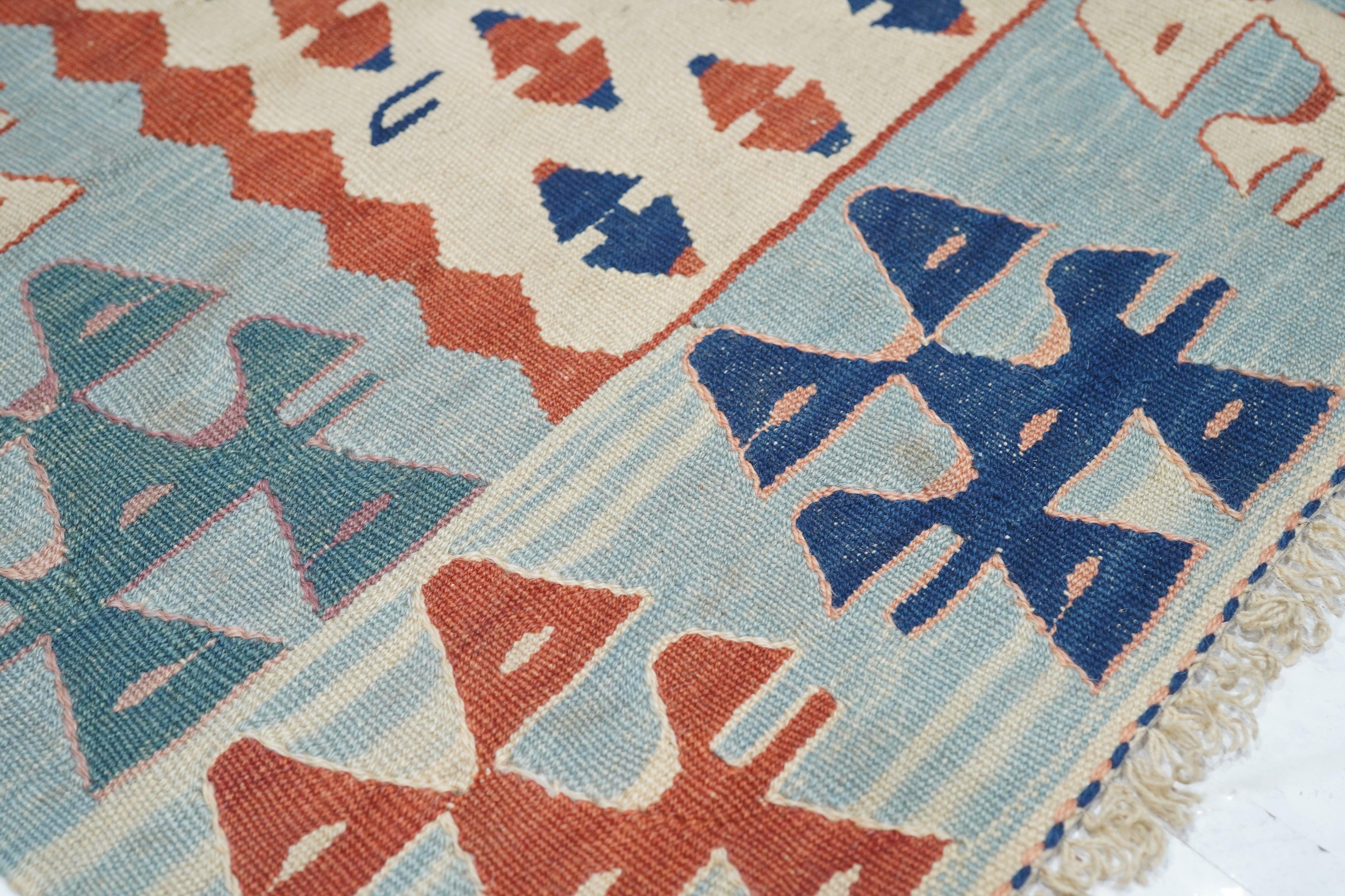 20th Century Vintage Kilim Rug 3'8'' x 5'8'' For Sale