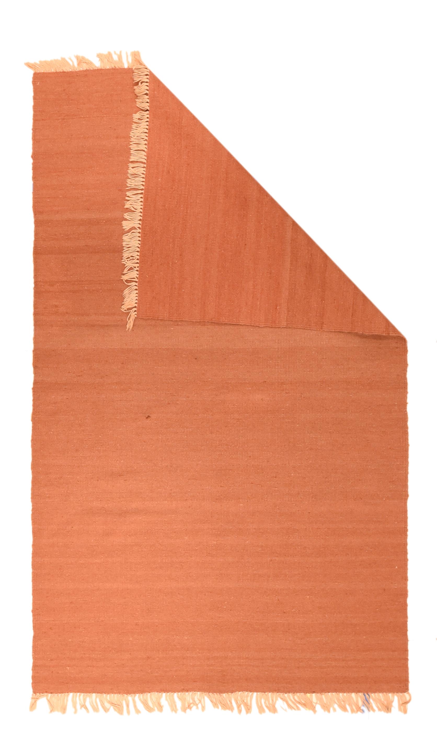 Vintage Kilim-Teppich 4' x 6'6''. Ein dezentes, abgewetztes Rost-Apricot, reversibel, völlig einfarbig, mit seitlichen Einschüssen. Vollkommen vielseitig. Kette aus Baumwolle, Oberfläche aus Wolle. Mittlere Bindung. Neuwertiger Zustand.