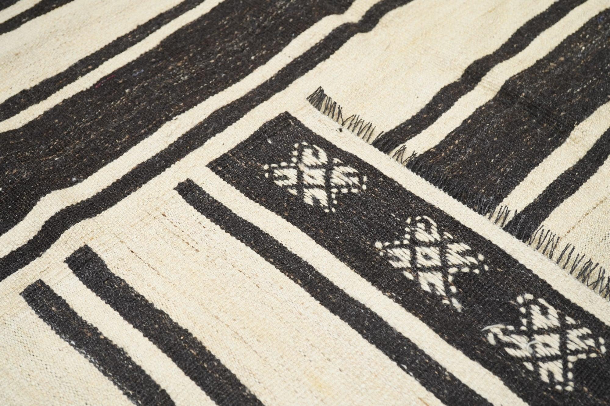 Tapis Kilim vintage 6'5'' x 7'3'' en vente 4