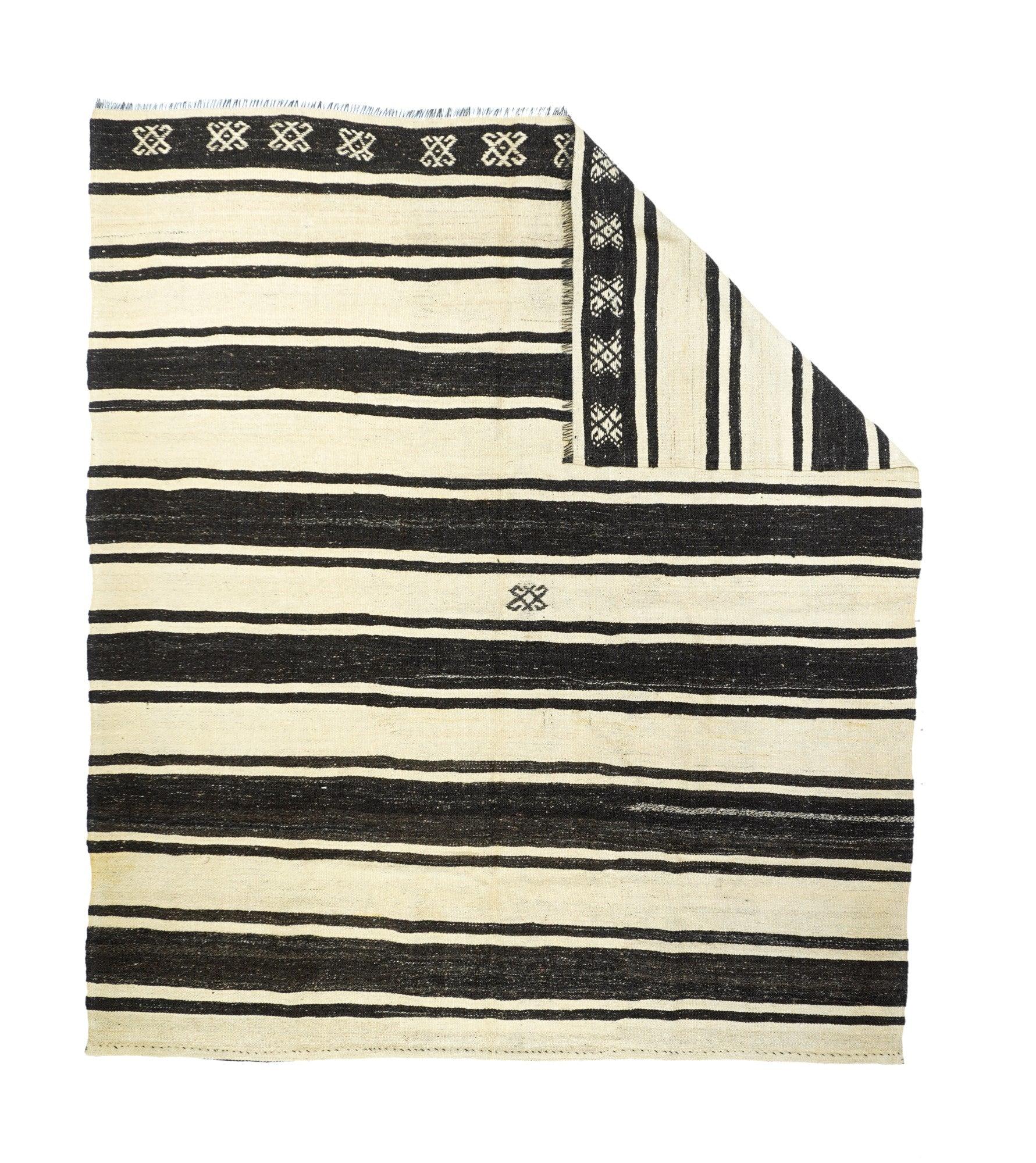 Rug & Kilim Vintage 6'5'' x 7'3''. Une technique plutôt qu'un type de tapis. Les techniques sont les suivantes : tapisserie à fente, trame partagée, emboîtement de trame simple ou double. Se réfère également aux bandes de tissage uni dans les