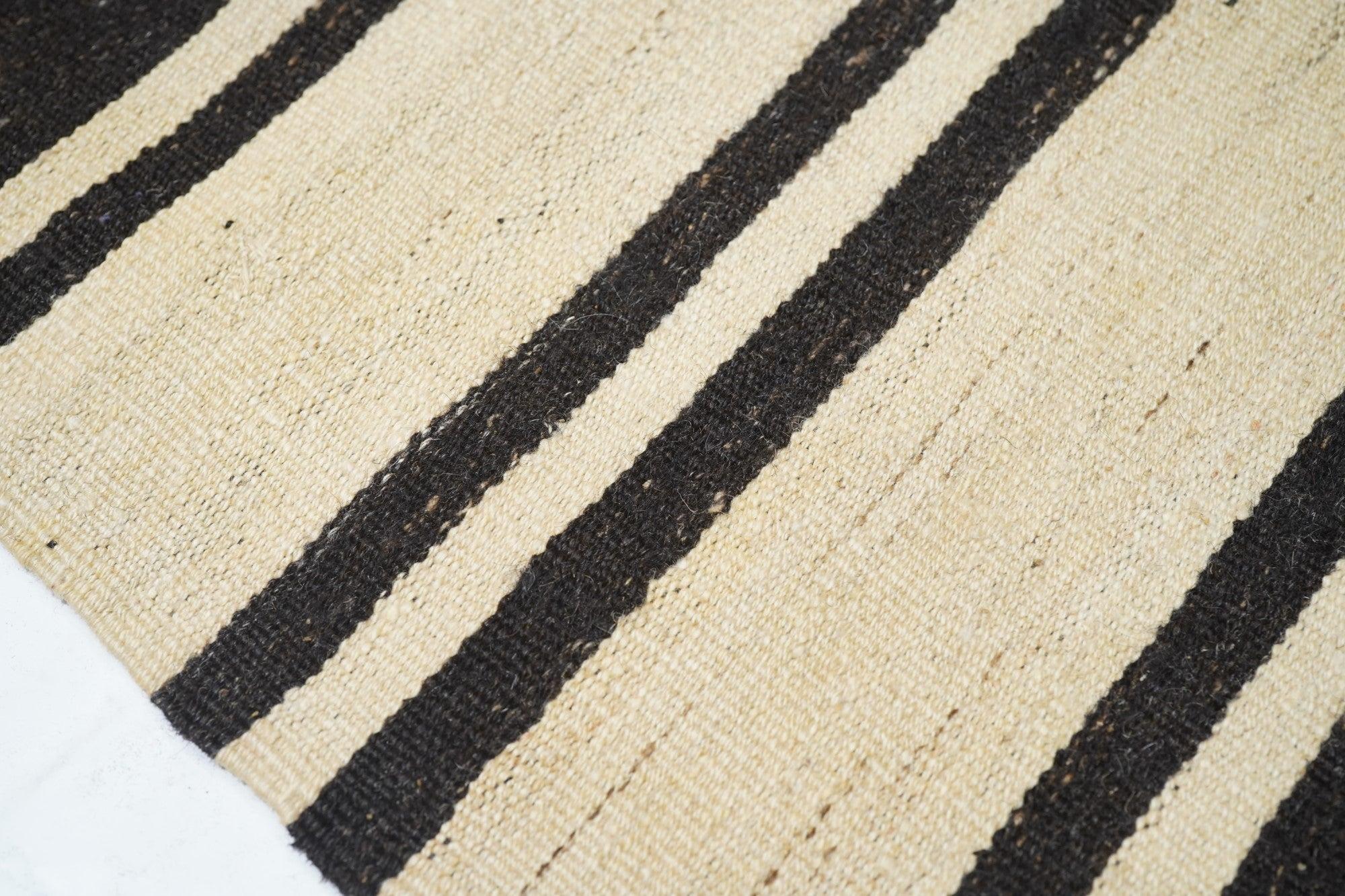 Tapis Kilim vintage 6'5'' x 7'3'' Bon état - En vente à New York, NY