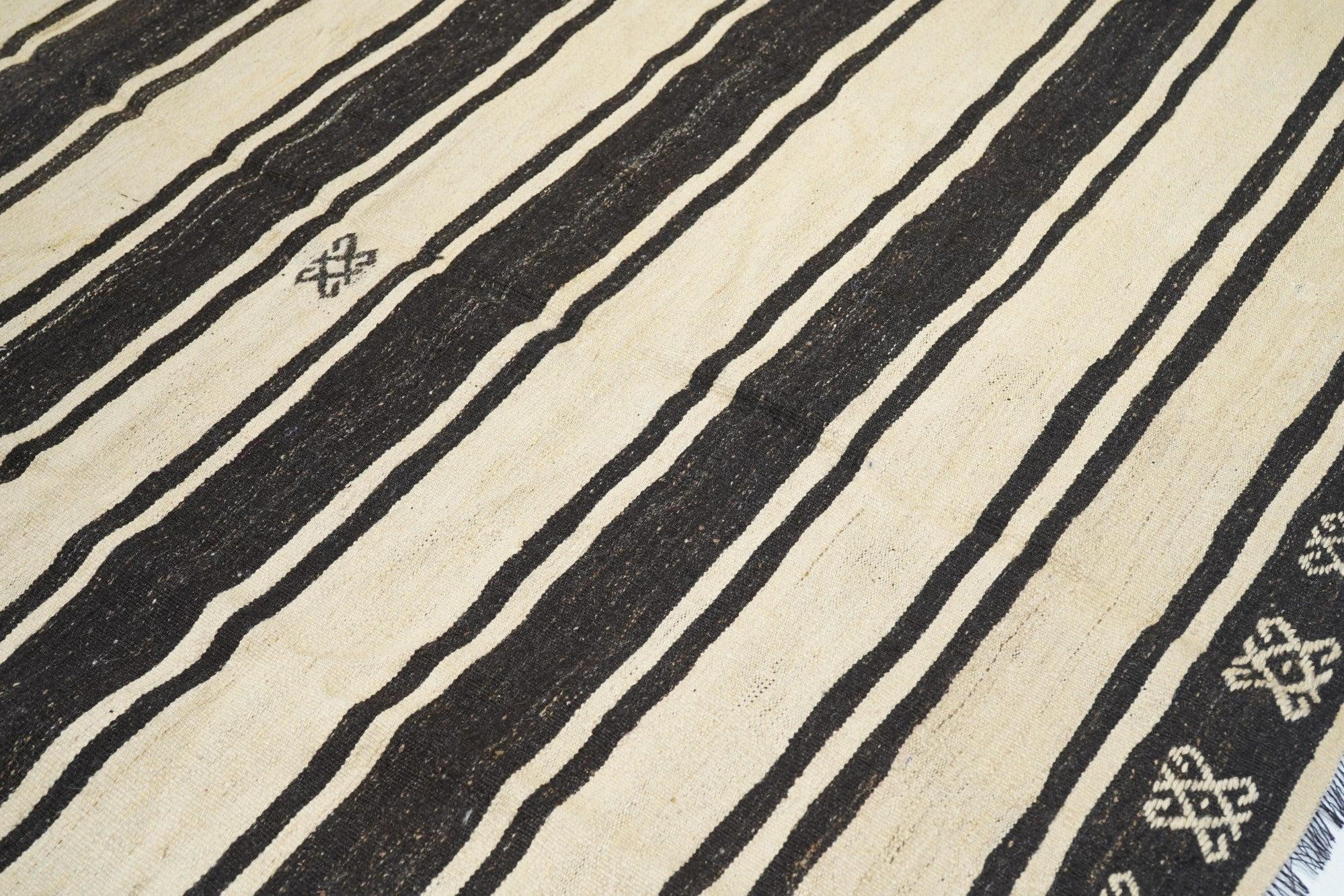 20ième siècle Tapis Kilim vintage 6'5'' x 7'3'' en vente