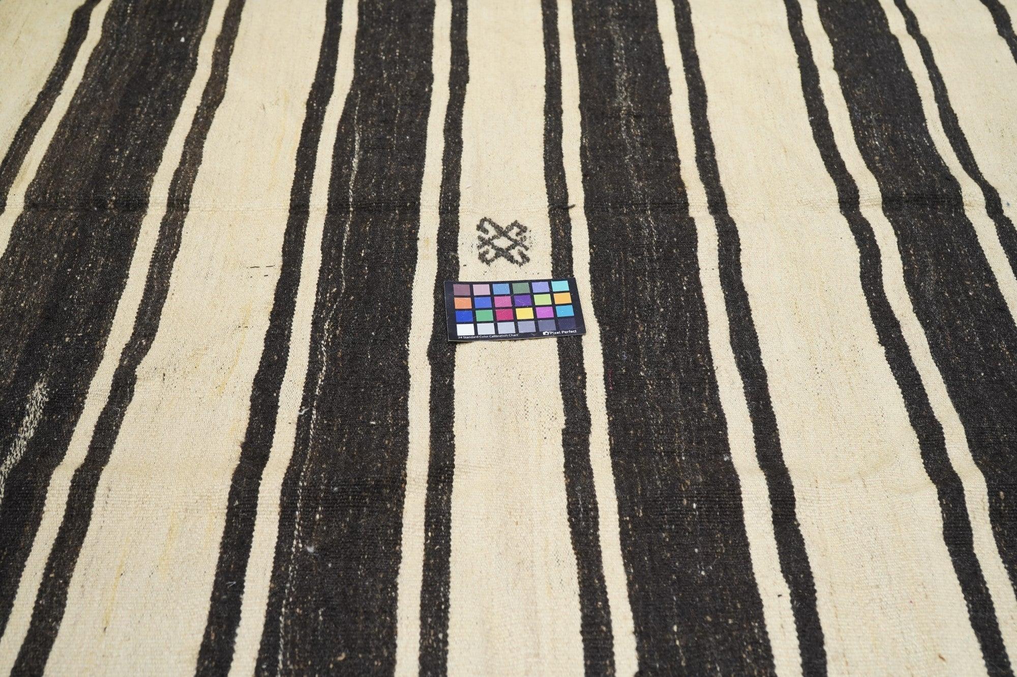 Tapis Kilim vintage 6'5'' x 7'3'' en vente 1