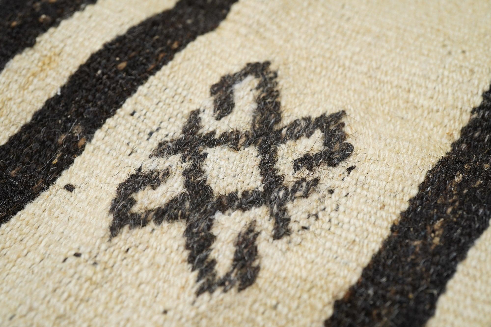 Tapis Kilim vintage 6'5'' x 7'3'' en vente 2
