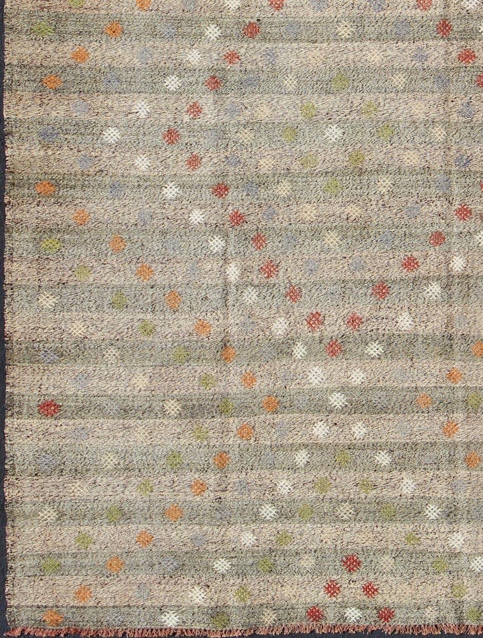 Vintage Kilim rug from Turkey with striped background, all-over diamond pattern, rug emd-136526, country of origin / type: Turkey / Kilim, circa mid-20th century

This vintage Kilim (circa mid-20th century) has a large-scale, all-over diamond