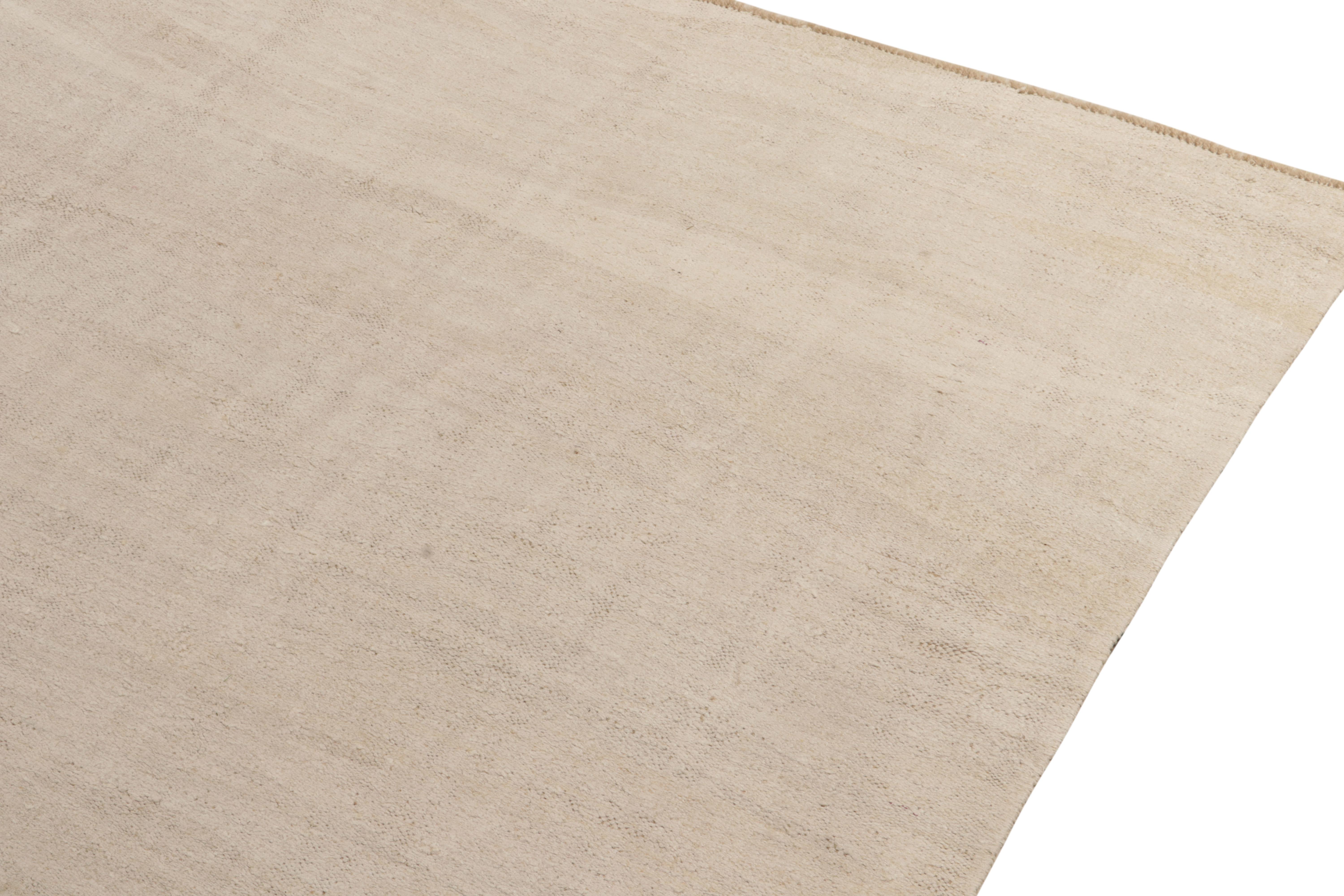 Vintage-Kelim-Teppich im beigefarbenen und cremefarbenen Massivstil von Teppich & Kelim im Zustand „Gut“ im Angebot in Long Island City, NY
